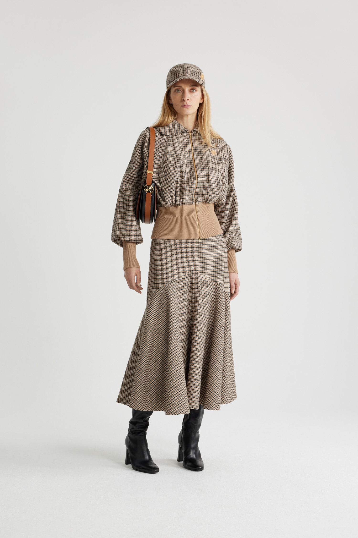 Patou - リサイクルウールブレンド ライトウェイト ボンバー - Houndstooth - リサイクルウール混紡のフランネル ボンバージャケット。千鳥格子柄。丸襟。ラグランスリーブ。ゴールドトーンの2wayファスナー。チェストにブークレJPパッチ。垂直ウェルトポケット。リブ編みのウエストと袖口。裏地付き。