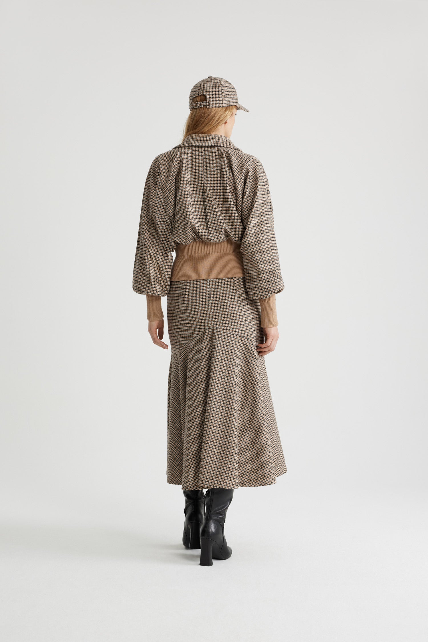 Patou - リサイクルウールブレンド ライトウェイト ボンバー - Houndstooth - リサイクルウール混紡のフランネル ボンバージャケット。千鳥格子柄。丸襟。ラグランスリーブ。ゴールドトーンの2wayファスナー。チェストにブークレJPパッチ。垂直ウェルトポケット。リブ編みのウエストと袖口。裏地付き。