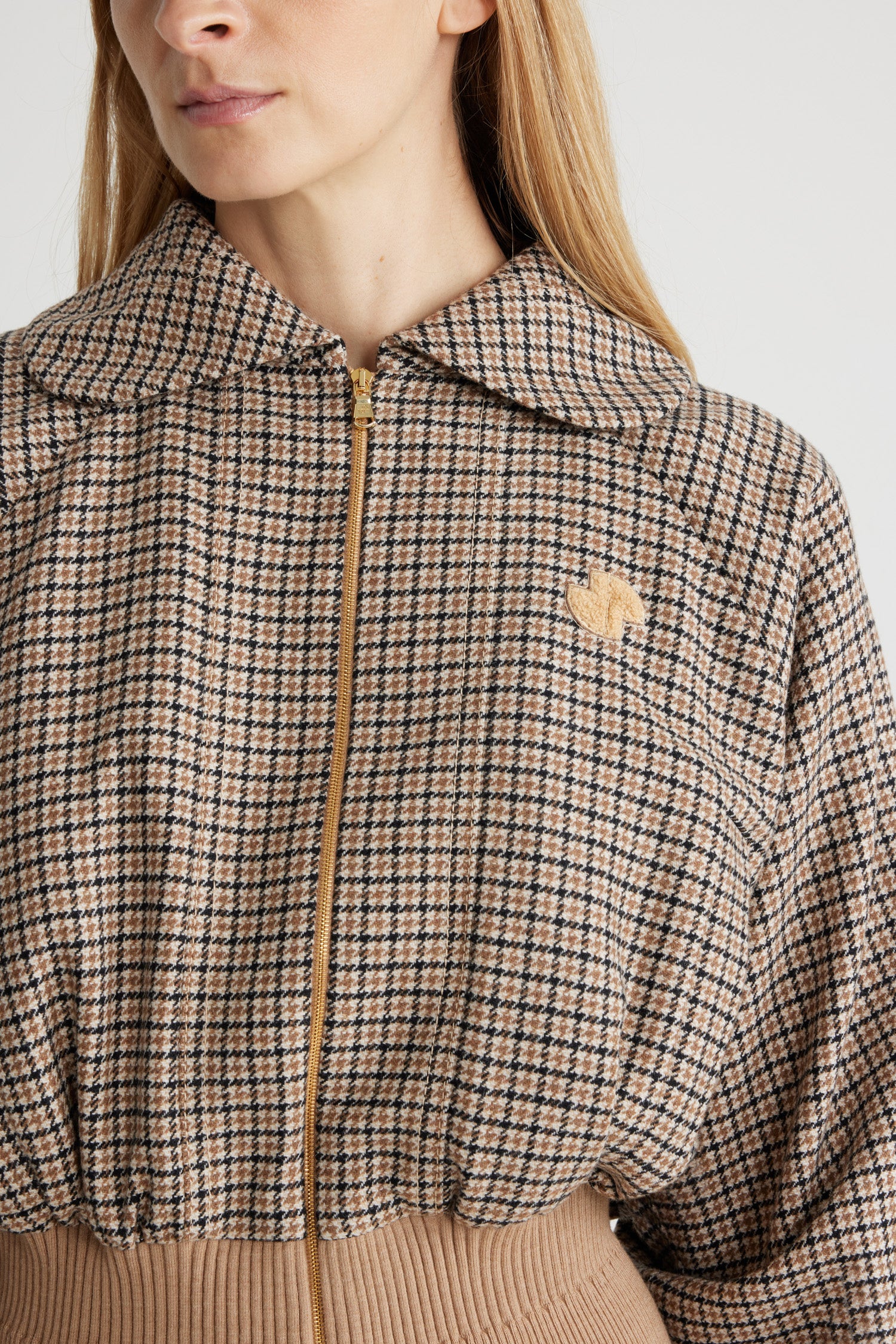 Patou - リサイクルウールブレンド ライトウェイト ボンバー - Houndstooth - リサイクルウール混紡のフランネル ボンバージャケット。千鳥格子柄。丸襟。ラグランスリーブ。ゴールドトーンの2wayファスナー。チェストにブークレJPパッチ。垂直ウェルトポケット。リブ編みのウエストと袖口。裏地付き。