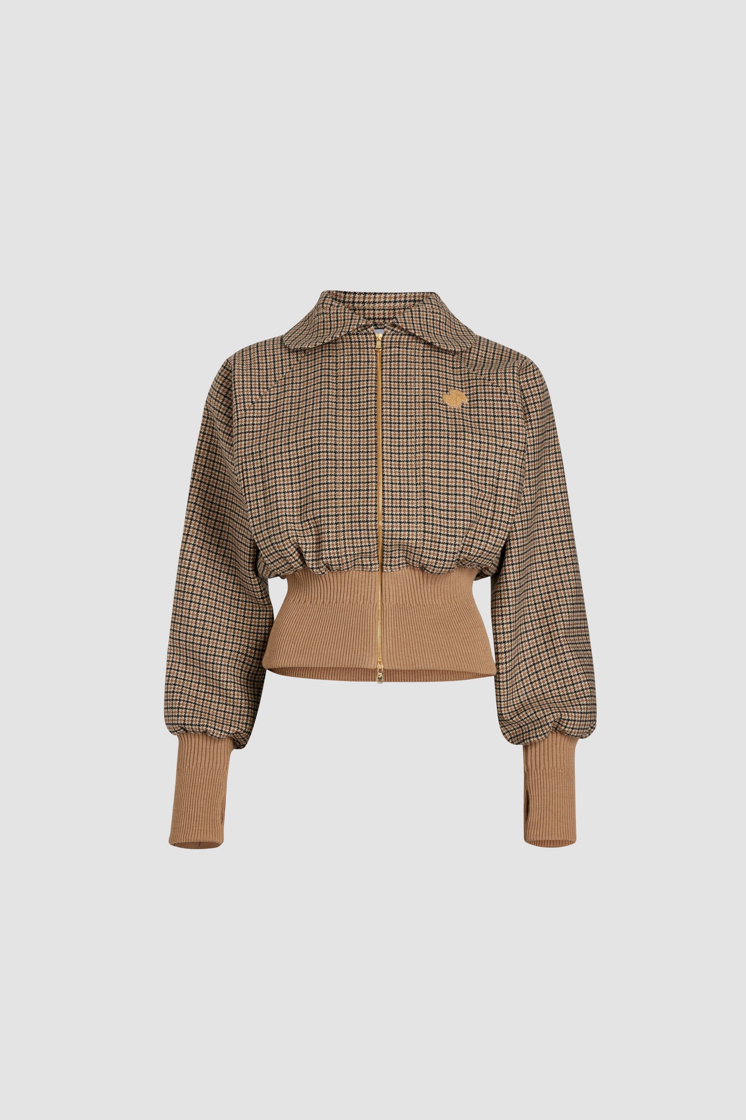 Patou - リサイクルウールブレンド ライトウェイト ボンバー - Houndstooth - リサイクルウール混紡のフランネル ボンバージャケット。千鳥格子柄。丸襟。ラグランスリーブ。ゴールドトーンの2wayファスナー。チェストにブークレJPパッチ。垂直ウェルトポケット。リブ編みのウエストと袖口。裏地付き。