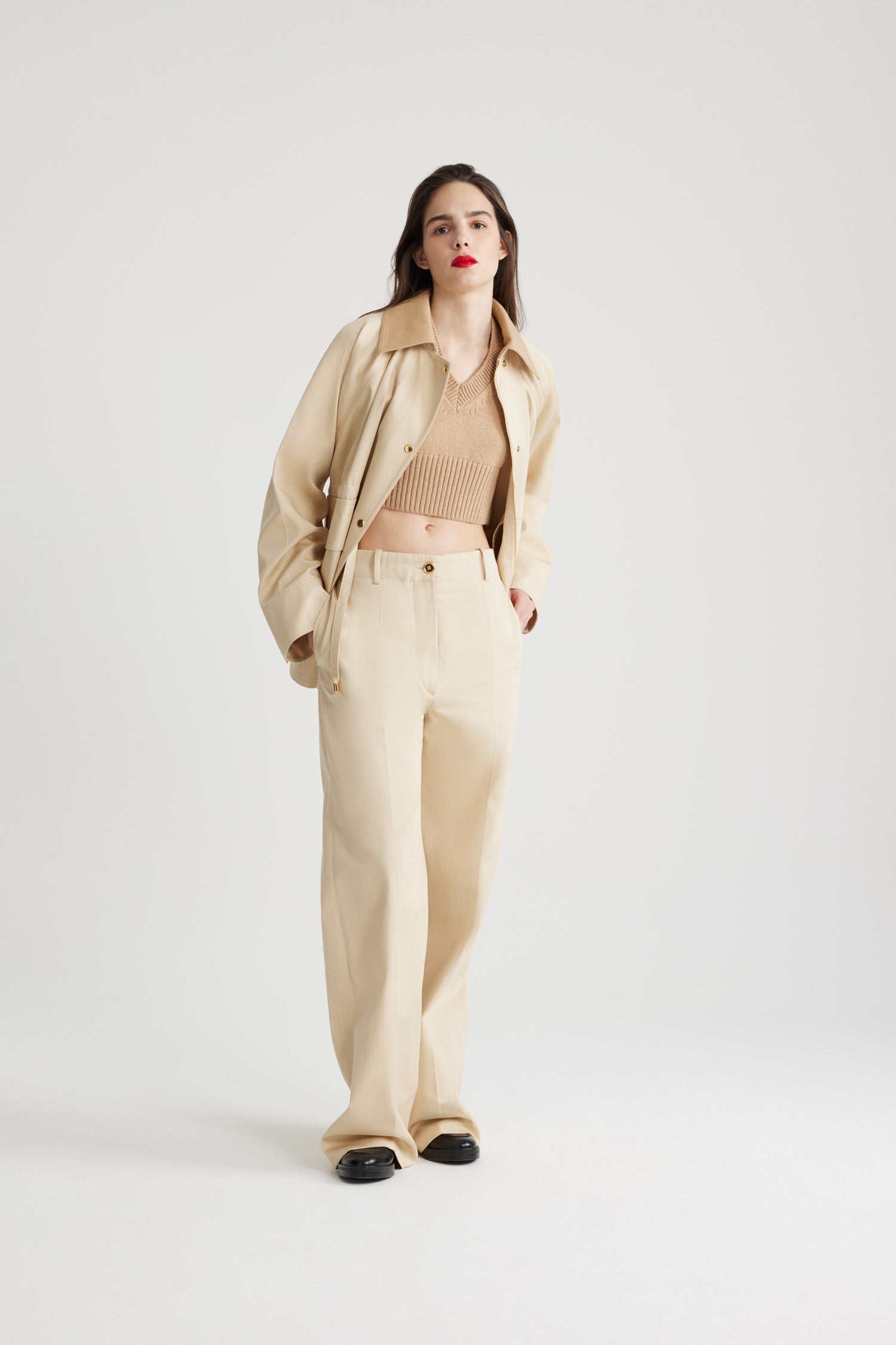 Patou - オーガニック コットン リラックス パーカ - Winter White - ウィンターホワイトのオーガニックコットンギャバジン製パーカ。リラックスフィット。フランネルカラー。ゴールドトーンのスナップボタン&コンシールファスナー。伸縮性があるウエスト。大きめのボタン付きフラップポケット。ラグランスリーブ。袖口にボタン付き。オーバーサイズスタイル。