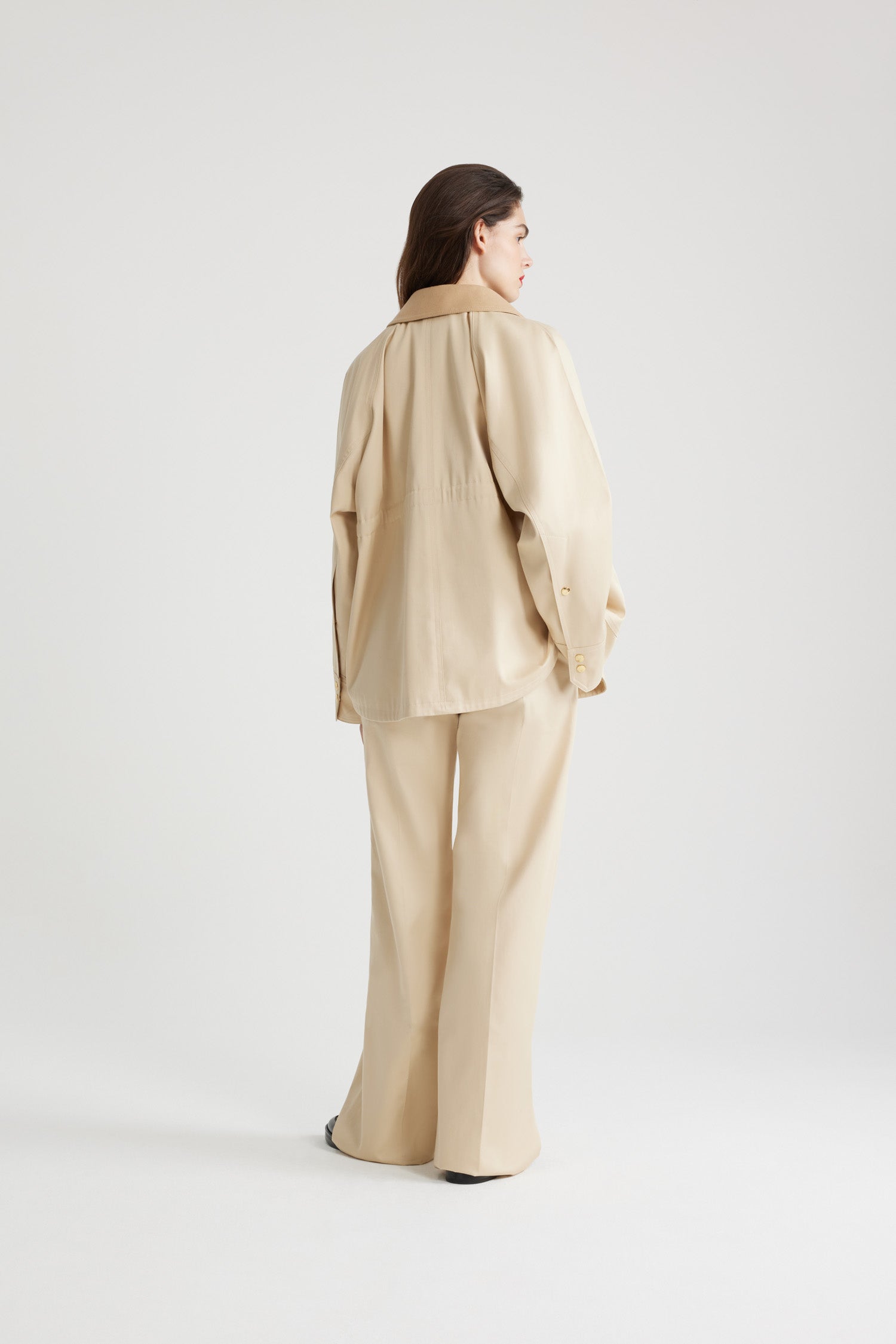 Patou - オーガニック コットン リラックス パーカ - Winter White - ウィンターホワイトのオーガニックコットンギャバジン製パーカ。リラックスフィット。フランネルカラー。ゴールドトーンのスナップボタン&コンシールファスナー。伸縮性があるウエスト。大きめのボタン付きフラップポケット。ラグランスリーブ。袖口にボタン付き。オーバーサイズスタイル。