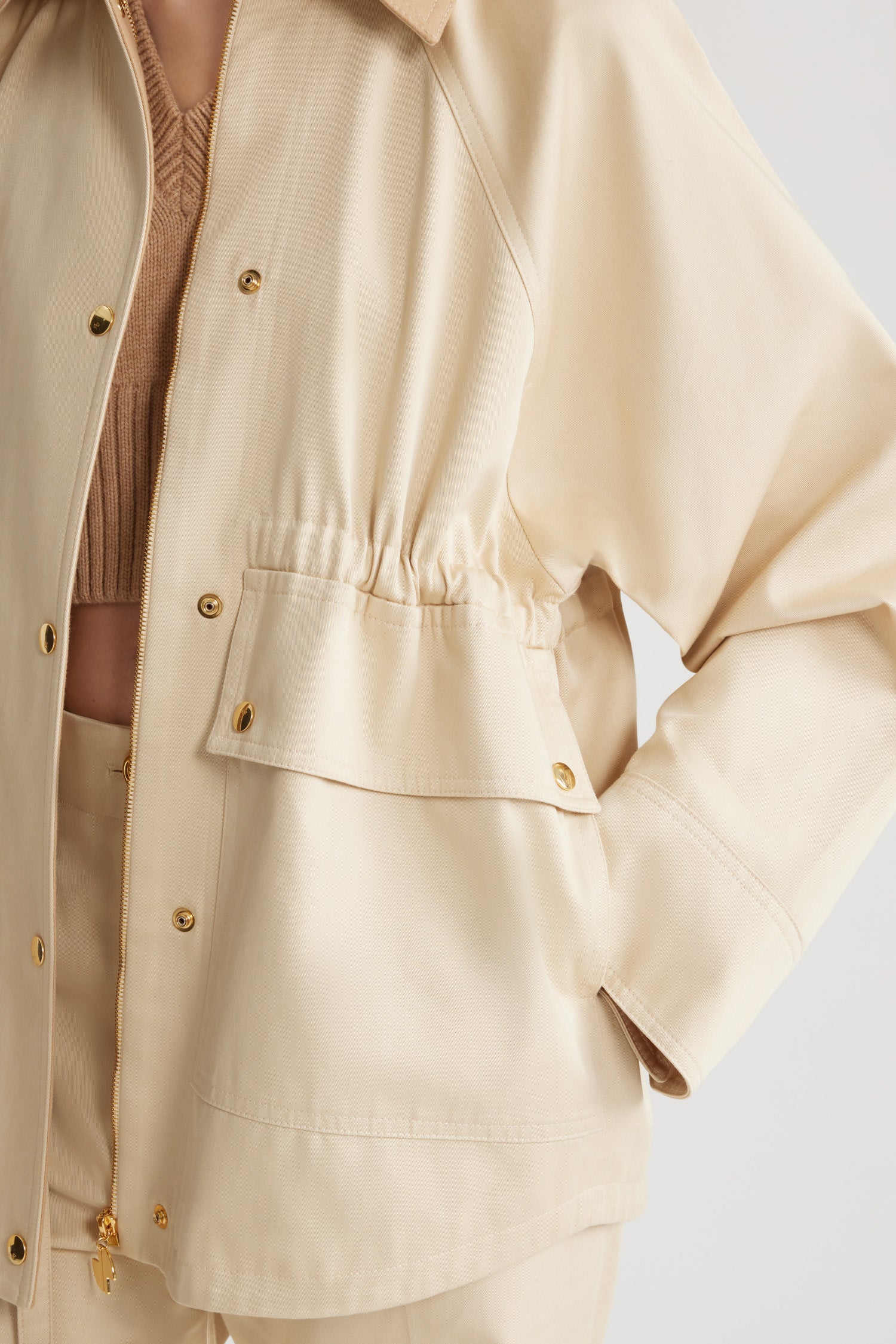 Patou - オーガニック コットン リラックス パーカ - Winter White - ウィンターホワイトのオーガニックコットンギャバジン製パーカ。リラックスフィット。フランネルカラー。ゴールドトーンのスナップボタン&コンシールファスナー。伸縮性があるウエスト。大きめのボタン付きフラップポケット。ラグランスリーブ。袖口にボタン付き。オーバーサイズスタイル。