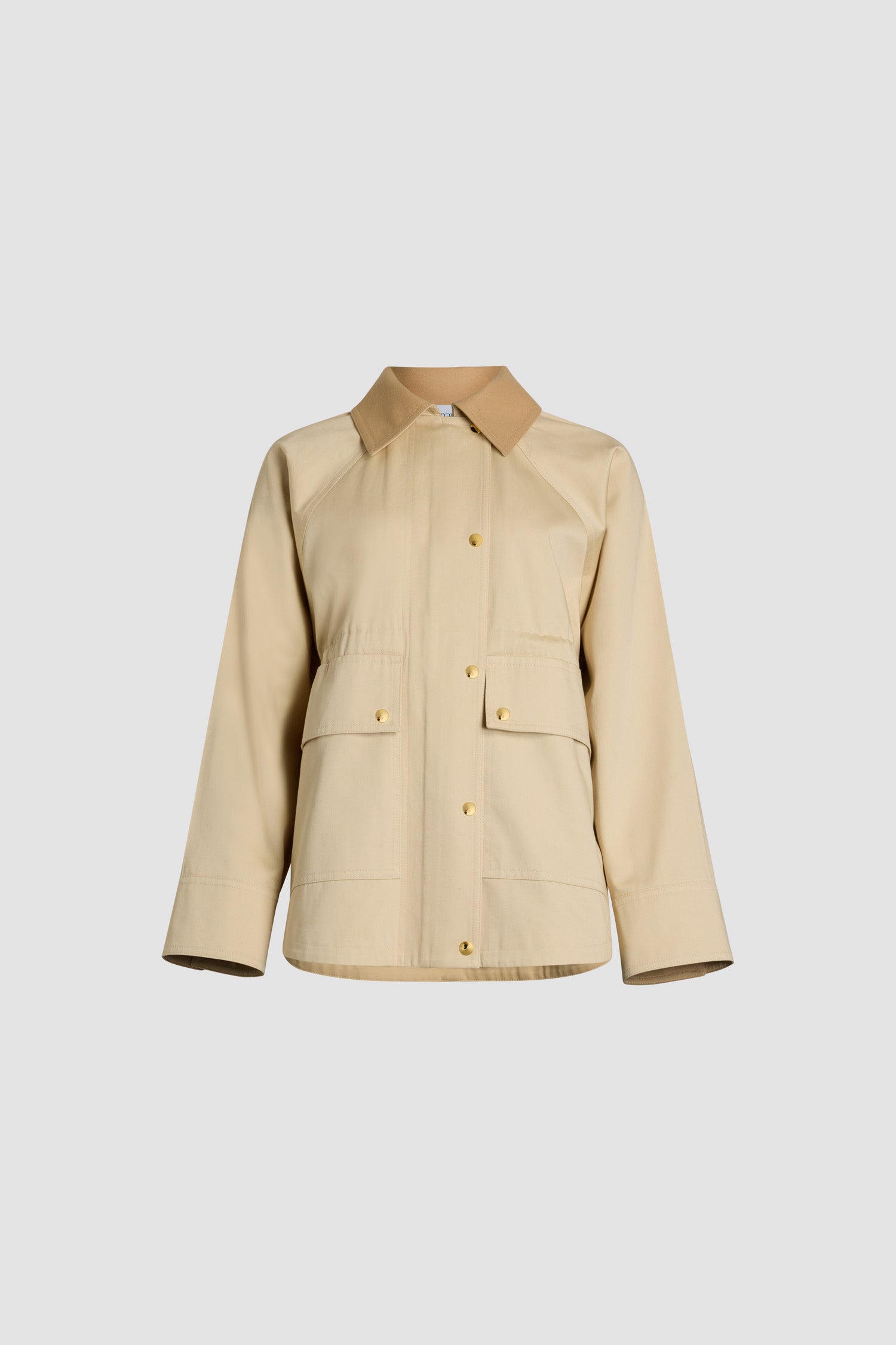 Patou - オーガニック コットン リラックス パーカ - Winter White - ウィンターホワイトのオーガニックコットンギャバジン製パーカ。リラックスフィット。フランネルカラー。ゴールドトーンのスナップボタン&コンシールファスナー。伸縮性があるウエスト。大きめのボタン付きフラップポケット。ラグランスリーブ。袖口にボタン付き。オーバーサイズスタイル。