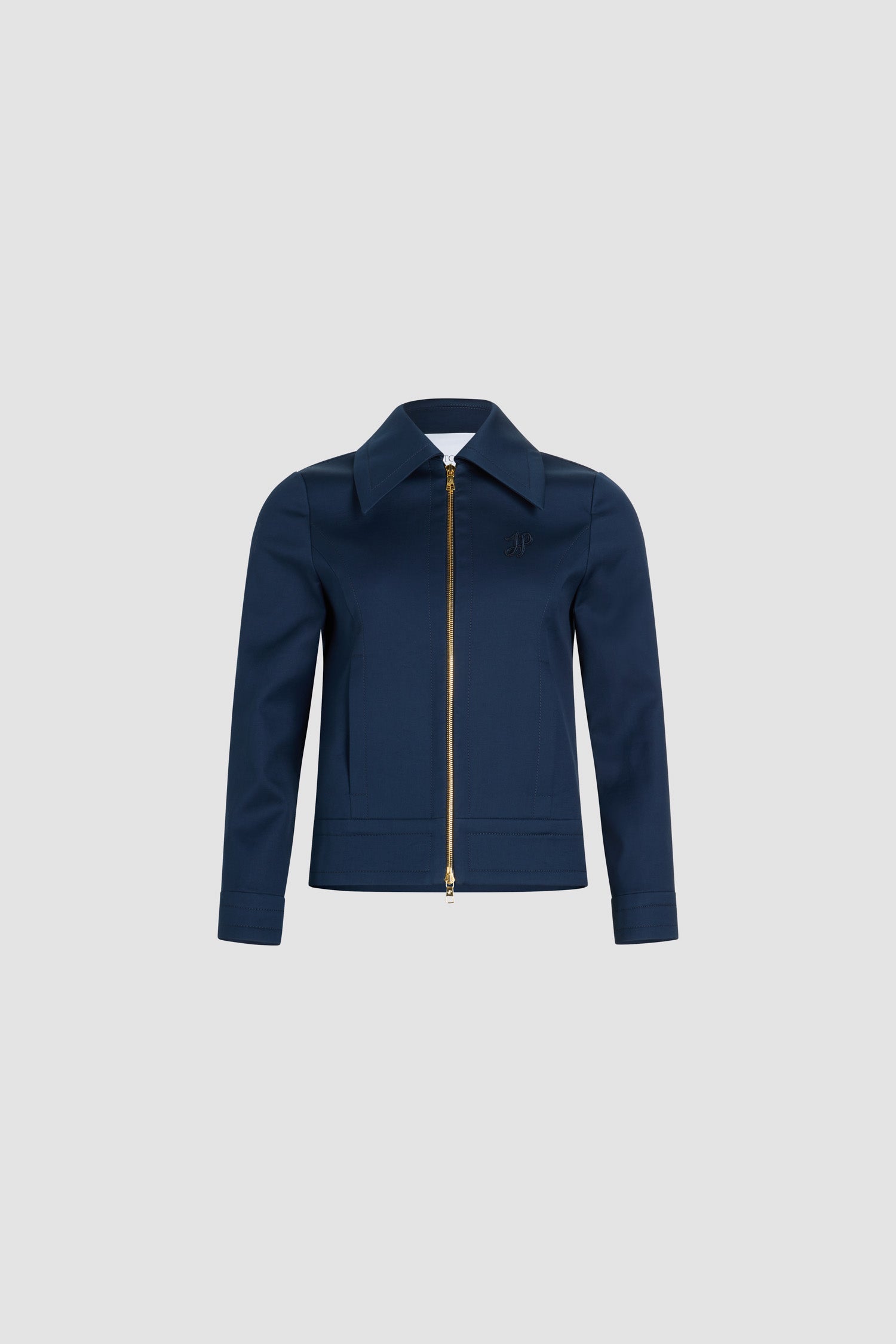 Patou - Giacca corta con zip in twill di cotone bio - Navy Black - Giacca in twill di cotone bio blu nero. Modello corto e aderente. Colletto classico. Zip oro con doppio cursore sul davanti. Monogramma JP calligrafia ricamato sul petto. Tasche a filetto verticali. Bottoni ricoperti di tessuto ai polsini. Modello foderato.