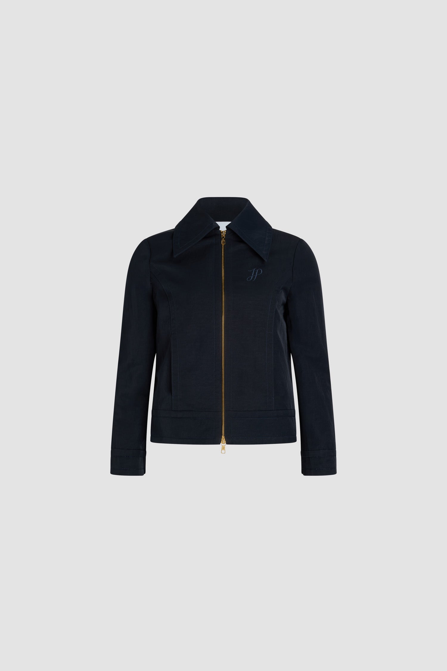Patou - ライトウェイト リサイクルナイロン ショート ジップジャケット - Navy Black - ネイビーブラックの薄手リサイクルナイロン製ジャケット。フィット感のあるショートシルエット。クラシックな襟。前面にゴールドトーンの2Wayファスナー。胸元にJPモノグラム刺繍。垂直ウェルトポケット。袖に布カバーボタン。トップステッチ ディテール。裏地付き。