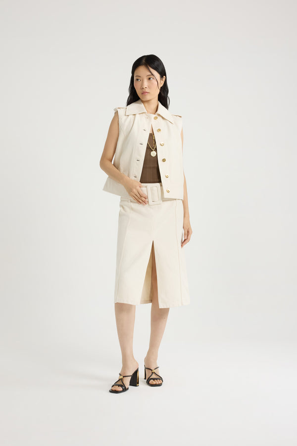 Patou - Veste sans manches en denim de coton - Natural - Veste en denim de coton naturel écru. Col ample. Modèle sans manches. Pattes boutonnées aux épaules. Boutons dorés gravés avec le logo Patou sur le devant. Poches verticales sur le devant.