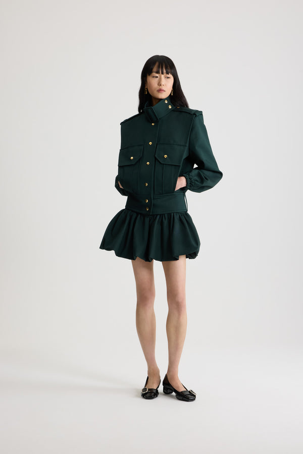 Patou - Bomber ajusté en gabardine de coton bio - Garden Green - Veste en gabardine de coton bio vert jardin. Col montant avec boucle à l’avant et boutons-pression dorés gravés du monogramme JP sur le côté. Pattes d’épaule boutonnées. Boutonnage avant avec boutons-pression dorés gravés du monogramme JP. Poches à rabat boutonnées. Poignets élastiques. Passants de ceinture.