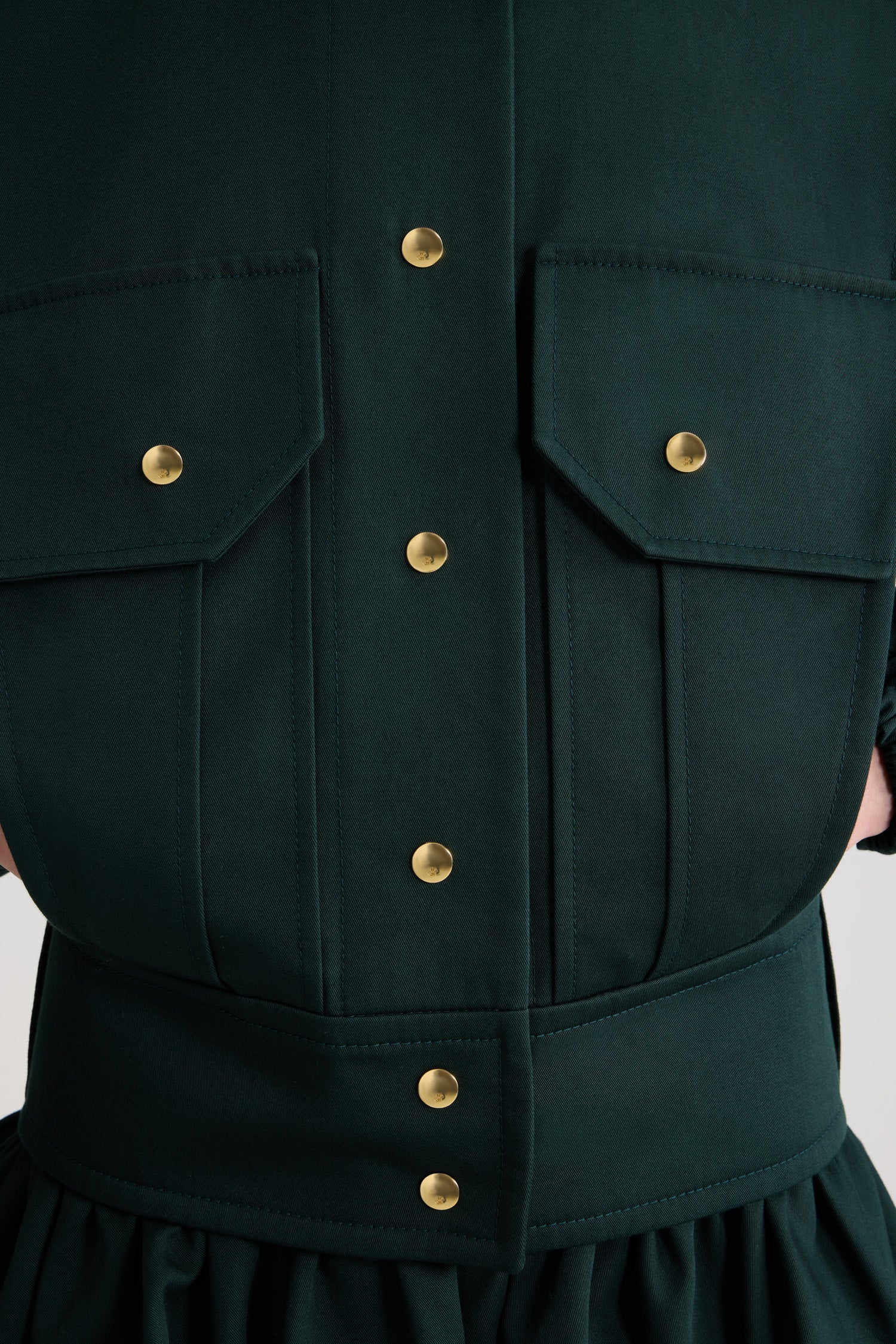 Patou - Bomber sartoriale in gabardine di cotone bio - Garden Green - Giacca in gabardine di cotone bio Garden Green. Collo alto con fibbia sul davanti e bottoni a pressione oro incisi con monogramma JP sul lato. Mostrine con bottone sulle spalle. Chiusura sul davanti con bottoni a pressione oro incisi con monogramma JP. Tasche con pattina e bottone. Polsini elasticizzati. Passanti per cintura.