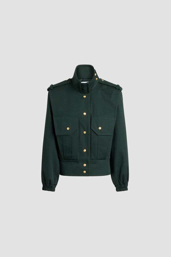 Patou - Bomber ajusté en gabardine de coton bio - Garden Green - Veste en gabardine de coton bio vert jardin. Col montant avec boucle à l’avant et boutons-pression dorés gravés du monogramme JP sur le côté. Pattes d’épaule boutonnées. Boutonnage avant avec boutons-pression dorés gravés du monogramme JP. Poches à rabat boutonnées. Poignets élastiques. Passants de ceinture.