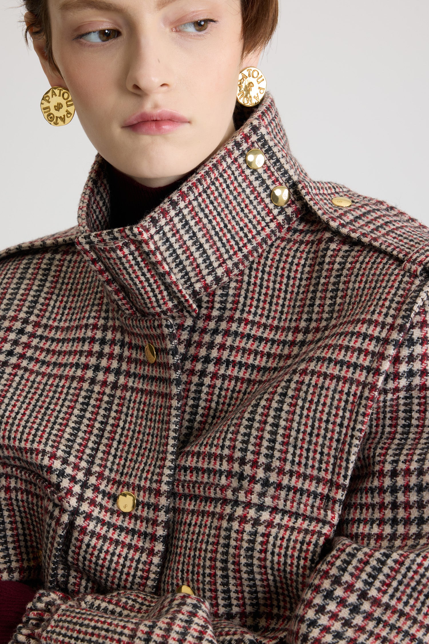 Patou - Bomber sartoriale in flanella di lana sostenibile - Prince Of Wales - Giacca in flanella di lana vergine sostenibile. Motivo principe di Galles. Collo alto con fibbia sul davanti e bottoni a pressione oro incisi con monogramma JP sul lato. Mostrine con bottone sulle spalle. Chiusura sul davanti con bottoni a pressione oro incisi con monogramma JP. Tasche con pattina e bottone. Polsini elasticizzati. Passanti per cintura.
