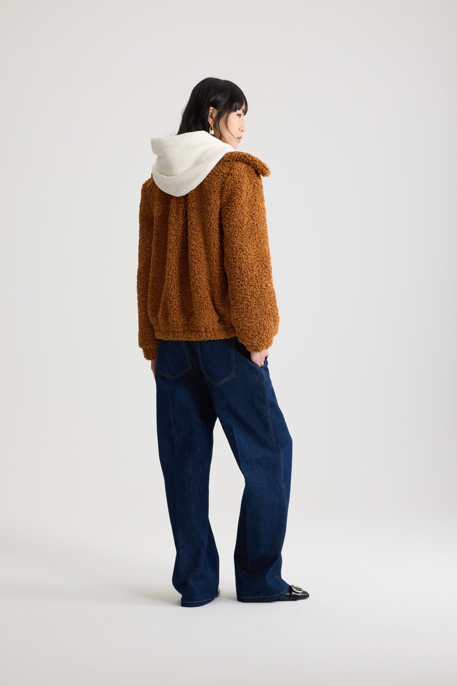 Patou - Bomber a collo alto in pelliccia ecologica riciclata - Pumpkin Spice - Giacca in pelliccia ecologica riciclata marrone Pumpkin Spice. Colletto largo. Zip argento a doppio cursore sul davanti. Logo Patou e monogramma JP ricamati sul petto. Tasche a filetto verticali con bottoni a pressione argento incisi con monogramma JP. Fondo e polsini elasticizzati.