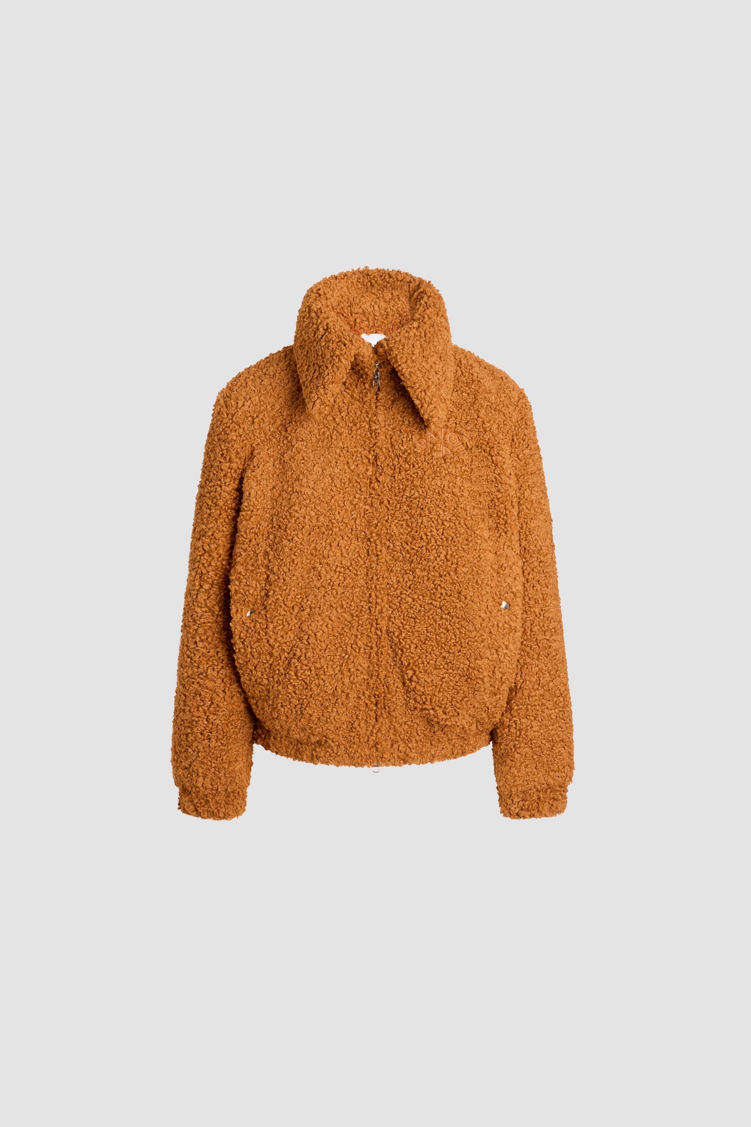 Patou - Bomber a collo alto in pelliccia ecologica riciclata - Pumpkin Spice - Giacca in pelliccia ecologica riciclata marrone Pumpkin Spice. Colletto largo. Zip argento a doppio cursore sul davanti. Logo Patou e monogramma JP ricamati sul petto. Tasche a filetto verticali con bottoni a pressione argento incisi con monogramma JP. Fondo e polsini elasticizzati.