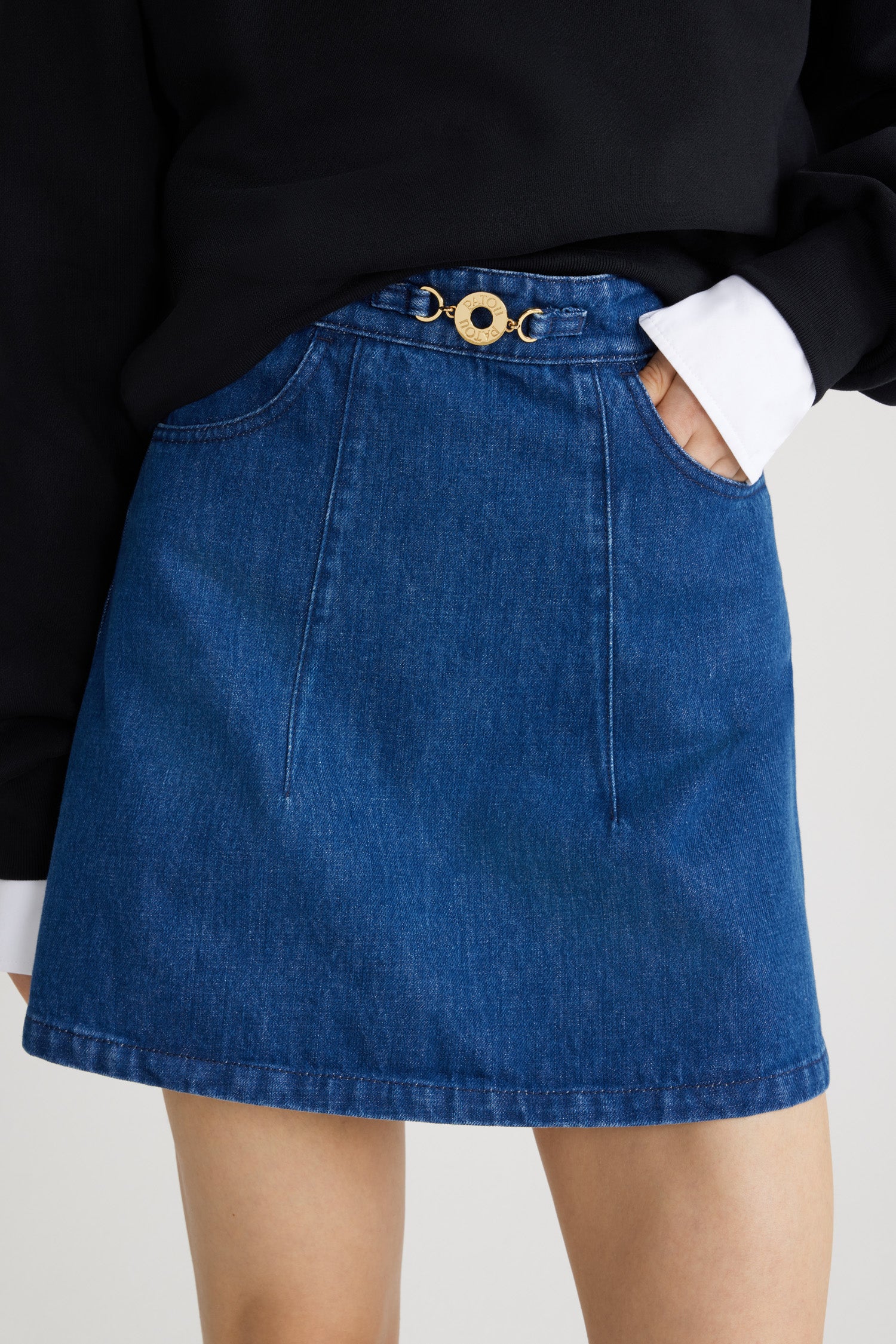 Patou - 오가닉 데님 A라인 미니 스커트 - Stonewash - 스톤워시 오가닉 코튼 데님 소재. 짧은 길이. A라인 실루엣. 앞면의 탈착 가능한 Patou 인그레이빙 골드 톤 메달리온 장식. 웨이스트밴드의 Patou 자수. 앞면 포켓 2개. 앞면과 뒷면의 다트 디테일. 뒷면의 지퍼 여밈. 뒷면의 곡선 솔기선.허리 부분이 꼭 맞는 피티드 스타일입니다.