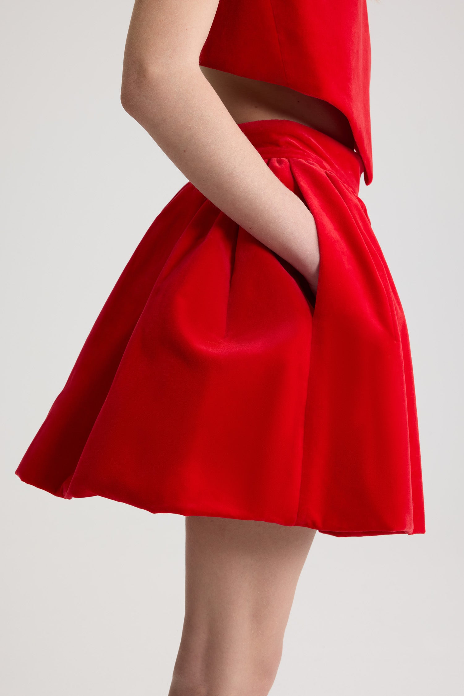Patou - オーガニックコットンのブルーマー効果ミニスカート - Red - ミニスカート 赤、オーガニックコットンベルベットのミニスカート。 ブルマー効果。 この作品は、ギヨーム・アンリがデザインした「イブニング」カプセルコレクションからのもので、特別な機会をスタイルと洗練さで永遠のものにします。
