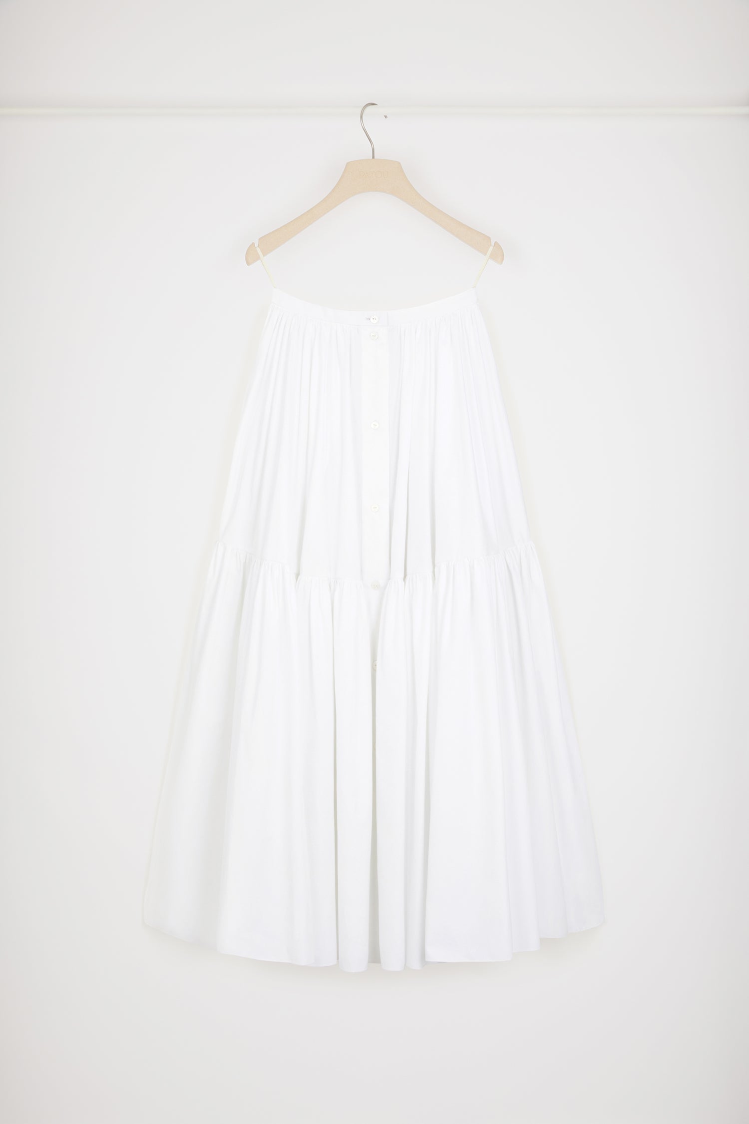 Patou - Geknöpfter, gestufter Midirock aus Bio-Baumwolle - White - Stufen der Freude.Rock aus Bio-Baumwollpopeline in Weiß. Midi-Länge. Gestufte Silhouette. Hoher Taillenbund. Vorne geknöpft. Seitentaschen.Dieser Rock hat einen hohen Taillenbund. Enge Passform an der Taille.