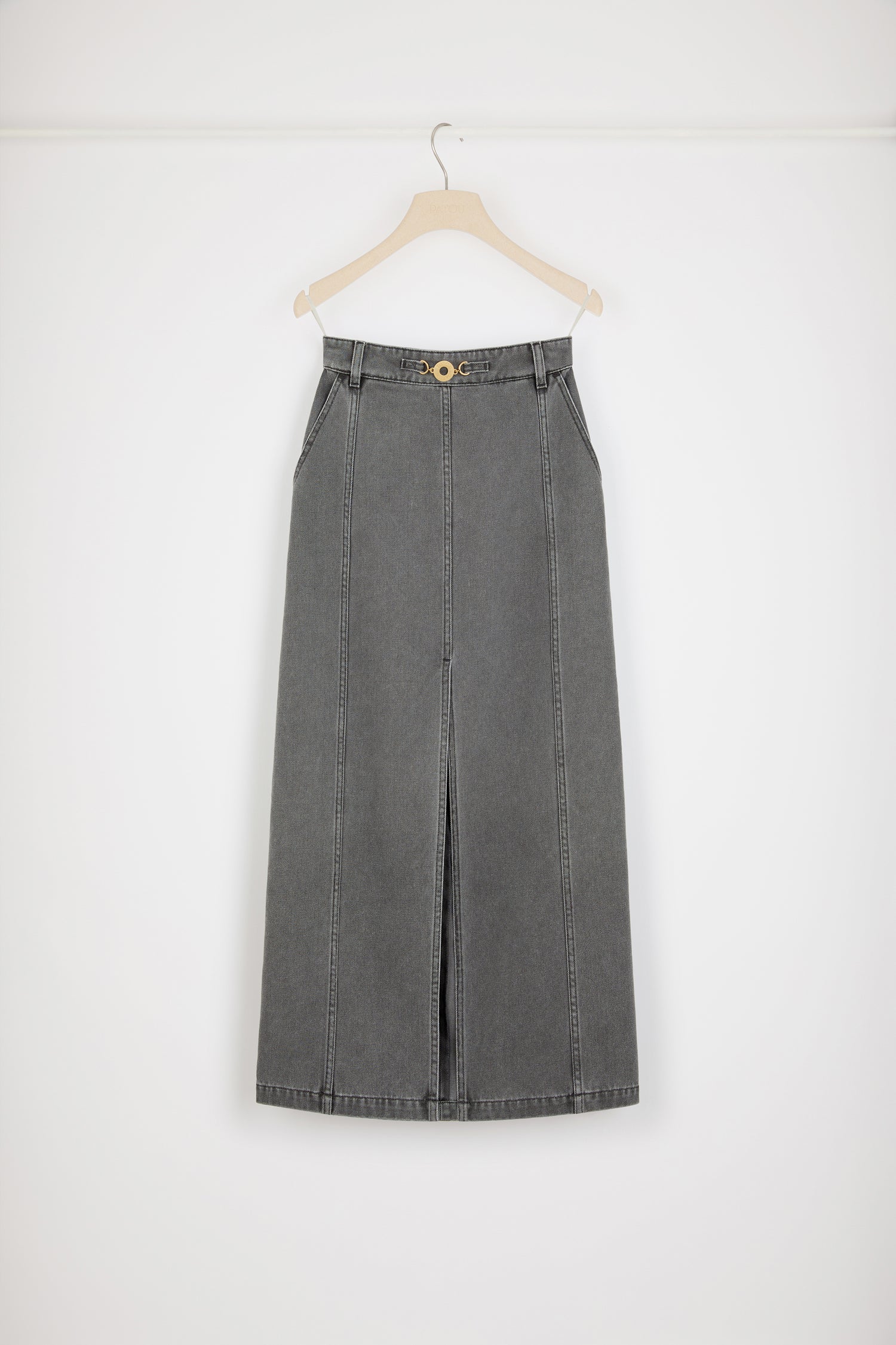 Patou - Slit midi skirt in organic cotton denim - Anthracite - The ease of denim, the allure of couture.Anthracite grey organic cotton denim skirt. Sustainable laser fading. High waist. Midi length. Fitted silhouette with multiple darts at the back. Gold-tone Patou-engraved Medallion embellishment at the front. Belt loops. High slit at the front. Pockets at the sides. Zip fastening at the back. Patou embroidery at the waist.Tight fit at the waist.The ornament can be removed.