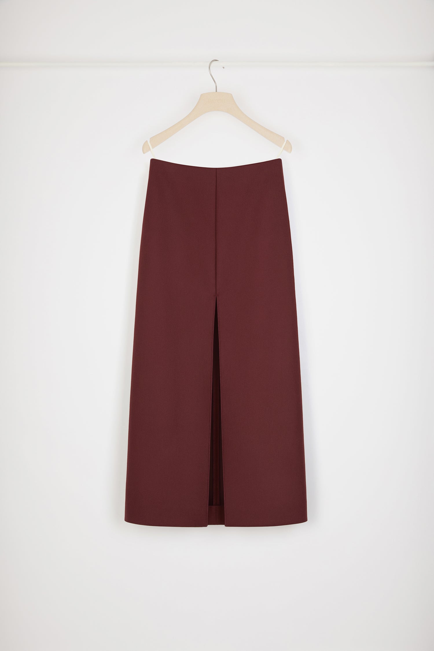 Patou - Gonna midi con spacco in feltro di misto lana - Ruby Wine - Lo spacco inaspettato.Gonna in feltro di misto lana rosso rubino. Vita alta. Lunghezza midi. Vestibilità aderente con pinces sul retro. Spacco alto sul davanti. Zip sul retro. Modello foderato.Vestibilità aderente in vita.