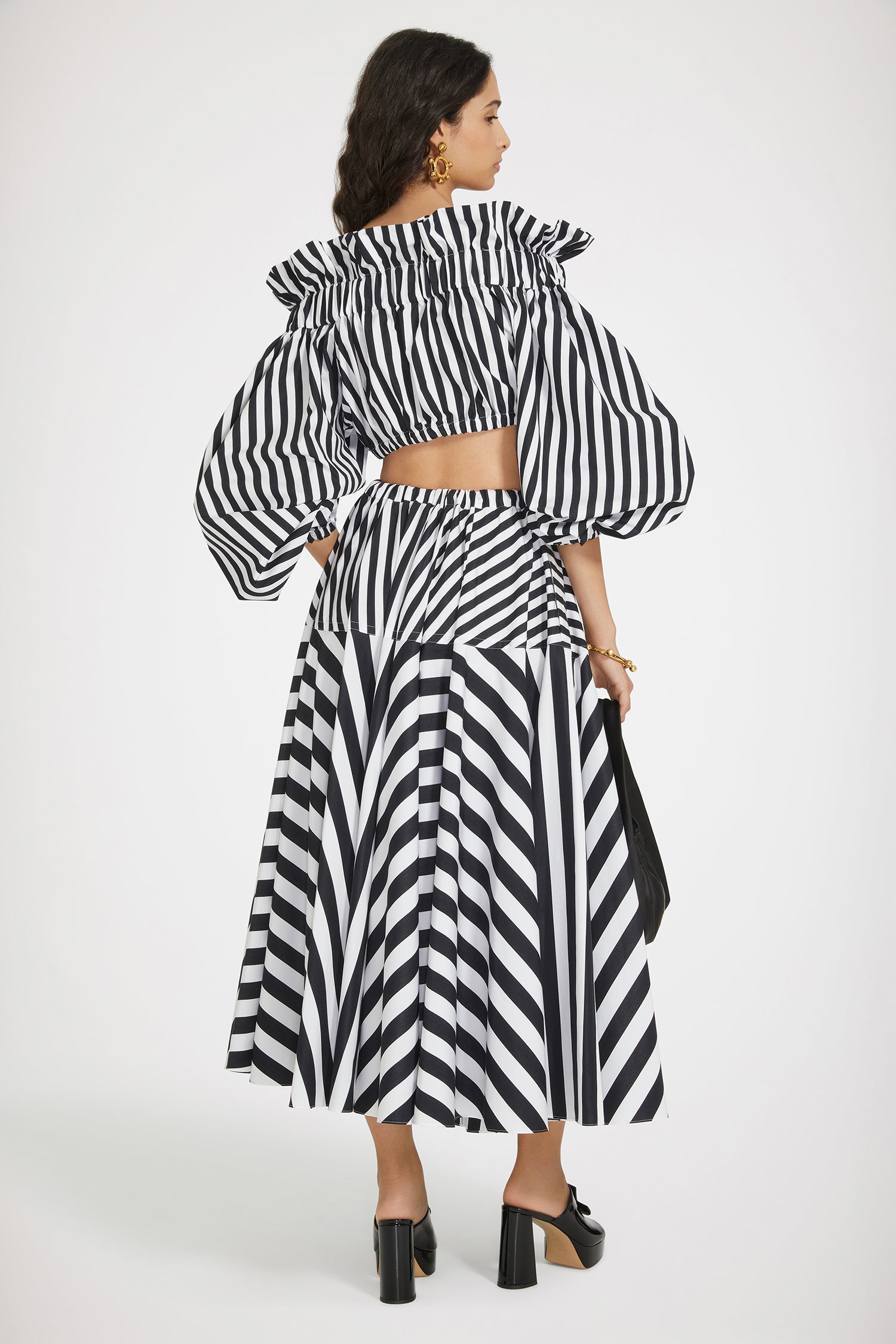 Patou - 프린트 코튼 맥시 스커트 - Mix Black Large Stripes - 파투의 매력이 드러나는 볼륨감을 느껴보세요!블랙 및 화이트 컬러의 코튼 포플린 소재. 다양한 스트라이프 조합. 하이 웨이스트. 맥시 길이. 풍성한 볼륨감. 신축성 있는 허리 부분. 심 포켓.