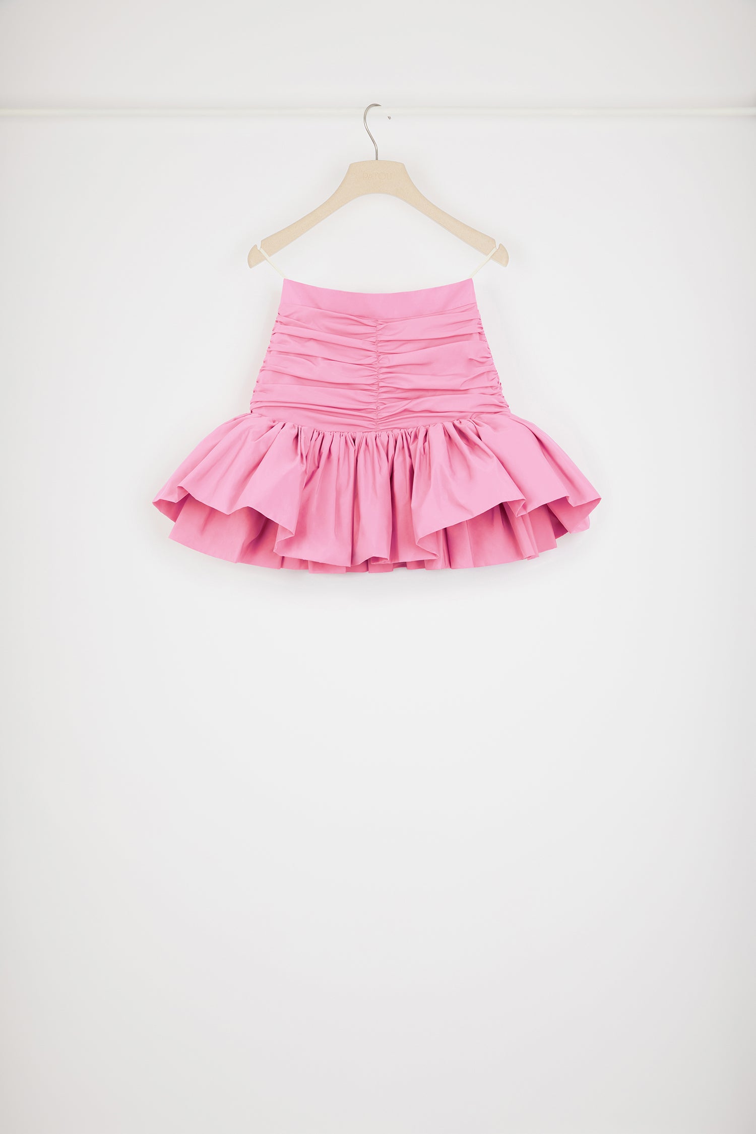 Patou - Minigonna con balza in faglia riciclata - Pink - La minigonna dall'anima vintage.Gonna in faille di poliestere riciclato rosa. Vita alta. Modello corto. Silhouette aderente e svasata con arricciatura sul davanti e maxi balza all'orlo. Chiusura con zip sul retro.