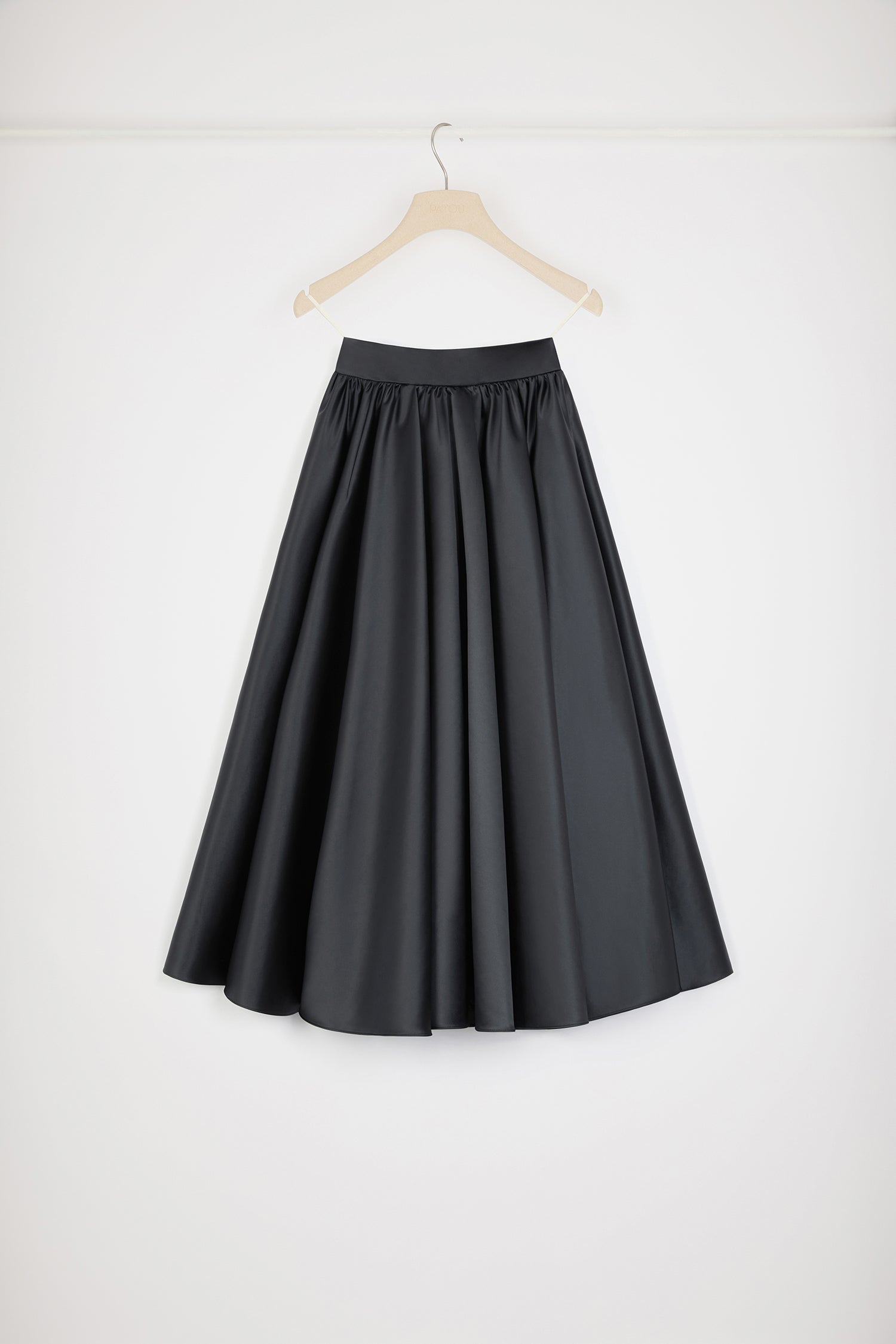 Patou - Gonna midi in raso - Black - Una nuova gonna entra nel vocabolario Patou.Gonna in raso duchesse nero. Vita alta. Lunghezza midi. Silhouette voluminosa. Chiusura con zip sul retro. Tasche laterali.Questo modello è molto voluminoso.