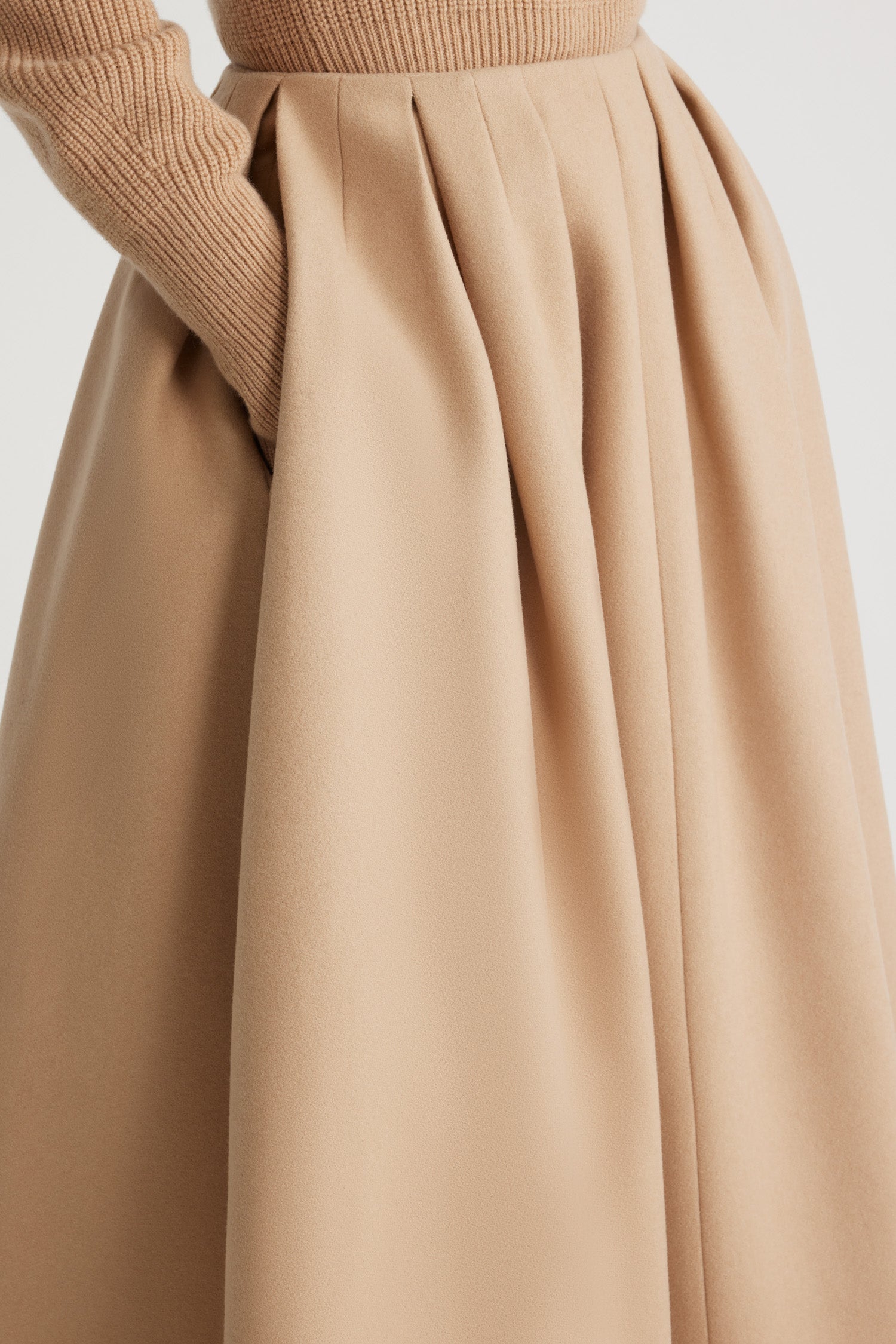 Patou - Pleated midi skirt in sustainable wool and cashmere - Beige - Beige sustainable wool and cashmere skirt. Midi length. High waist. Wide box pleats. Zip fastening at the back. Lined.