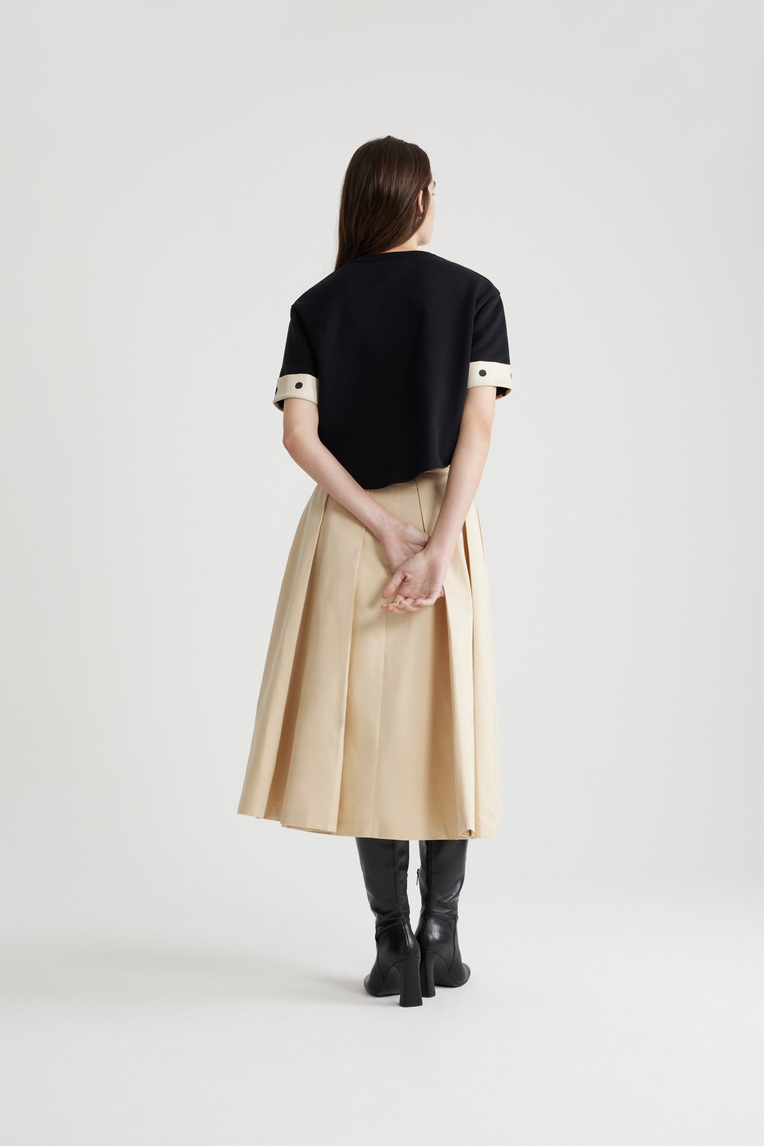 Patou - Jupe midi plissée en coton bio - Winter White - Jupe en gabardine de coton bio blanc d'hiver. Longueur midi. Plis larges. Ceinture à boucle amovible. Passants de ceinture. Poches latérales. Fermeture par zip au dos.