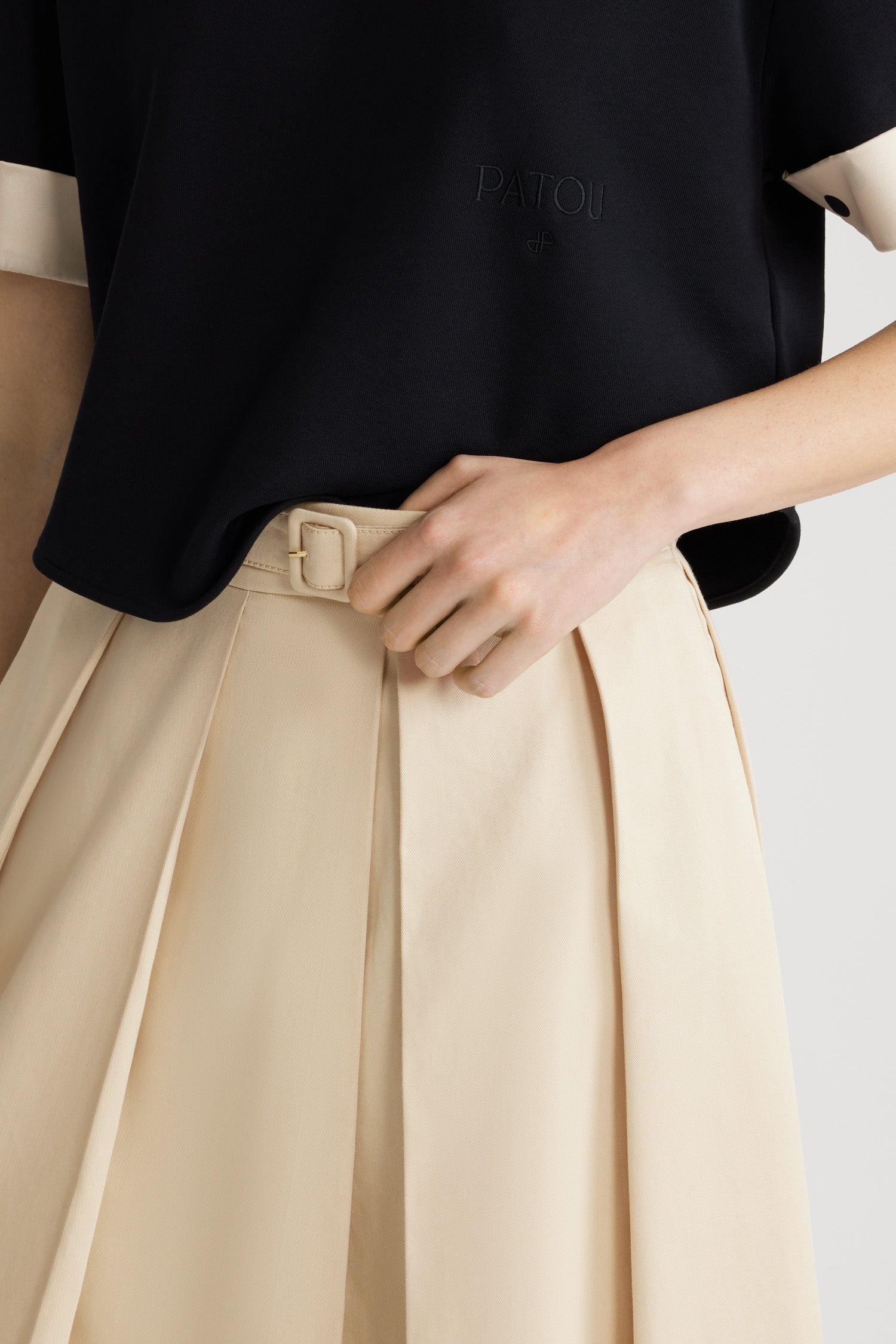Patou - Jupe midi plissée en coton bio - Winter White - Jupe en gabardine de coton bio blanc d'hiver. Longueur midi. Plis larges. Ceinture à boucle amovible. Passants de ceinture. Poches latérales. Fermeture par zip au dos.