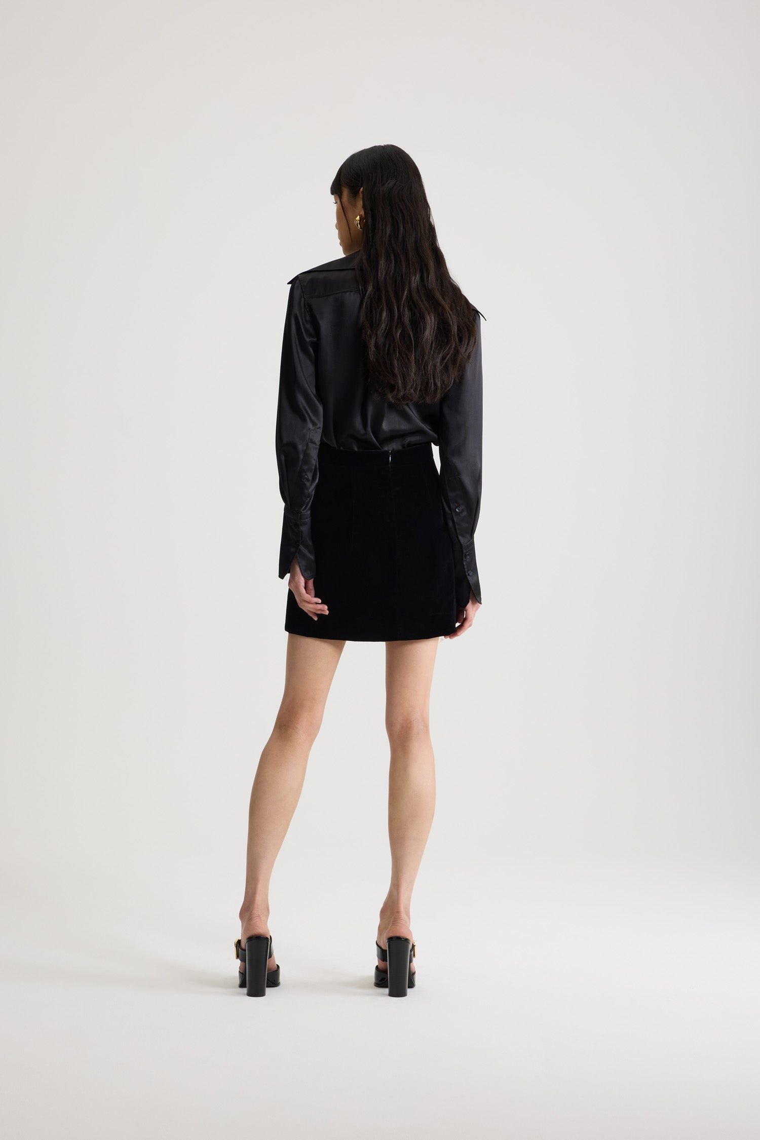 Patou - Mini jupe iconique en velours de coton bio - Black - Mini jupe noire iconique en velours de coton biologique. Coupe droite.Cette pièce est issue de la Capsule "Evening", pensée par Guillaume Henry : pour immortaliser des occasions spéciales avec style et raffinement.