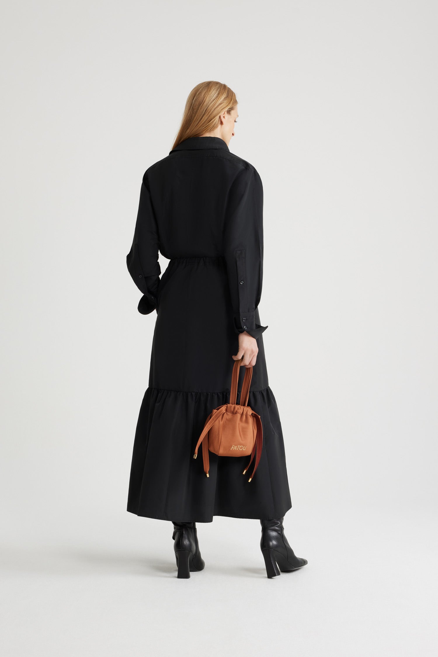 Patou - リサイクルファイユ マキシスカート - Black - ブラックのリサイクルポリエステルファイユ製スカート。マキシ丈。ハイボリューム シルエット。伸縮性があるウエスト。ティアードシルエット。