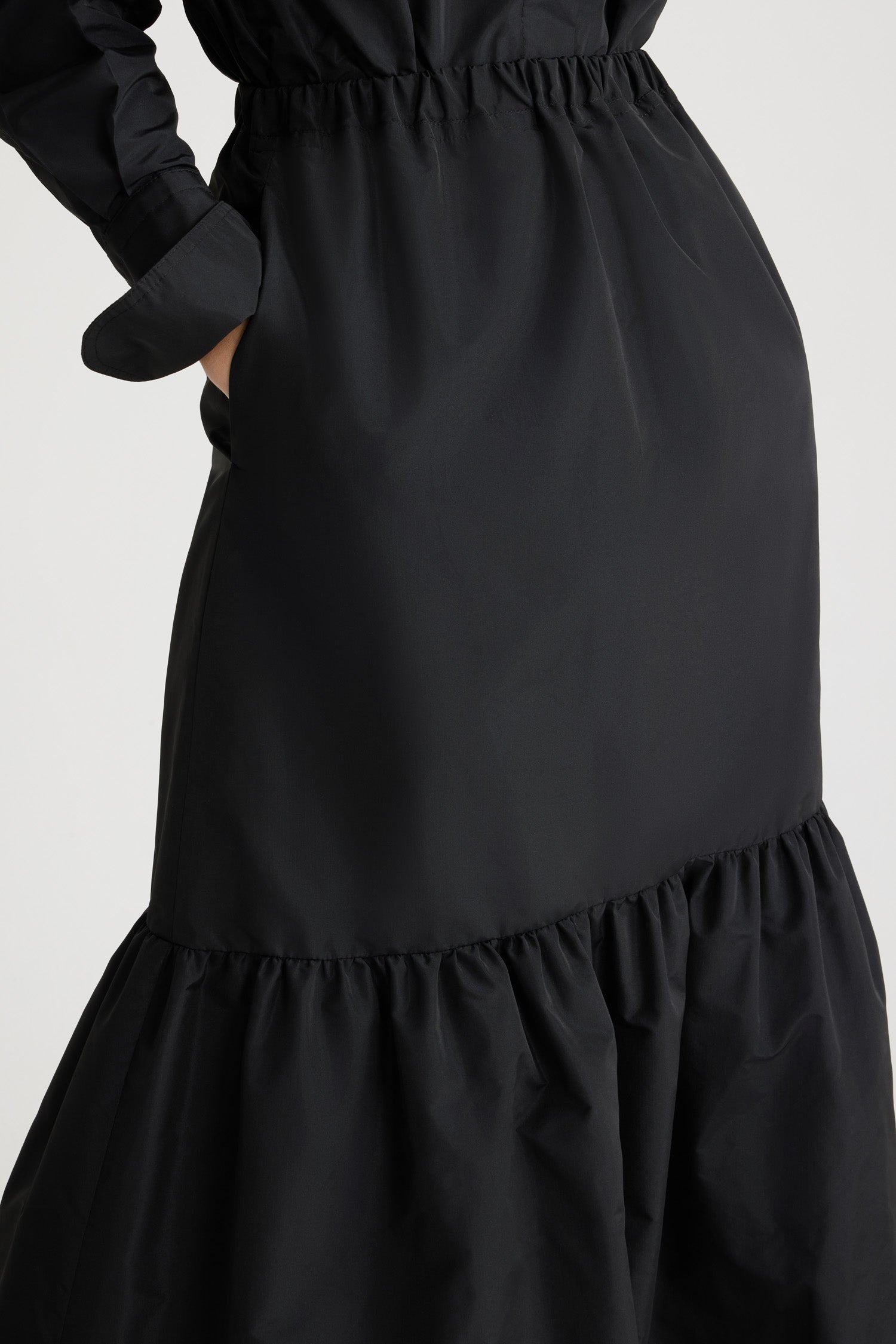Patou - リサイクルファイユ マキシスカート - Black - ブラックのリサイクルポリエステルファイユ製スカート。マキシ丈。ハイボリューム シルエット。伸縮性があるウエスト。ティアードシルエット。