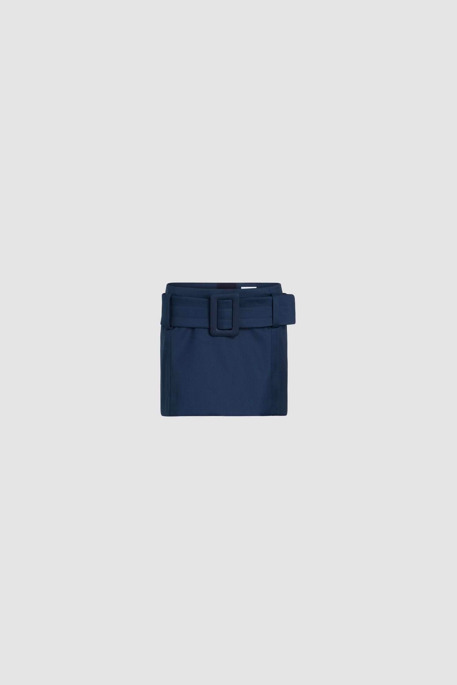 Patou - Minigonna con cintura in twill di cotone bio - Navy Black - Gonna in twill di cotone bio blu nero. Modello corto. Vita bassa. Cintura larga. Chiusura con zip sul retro. Modello foderato.