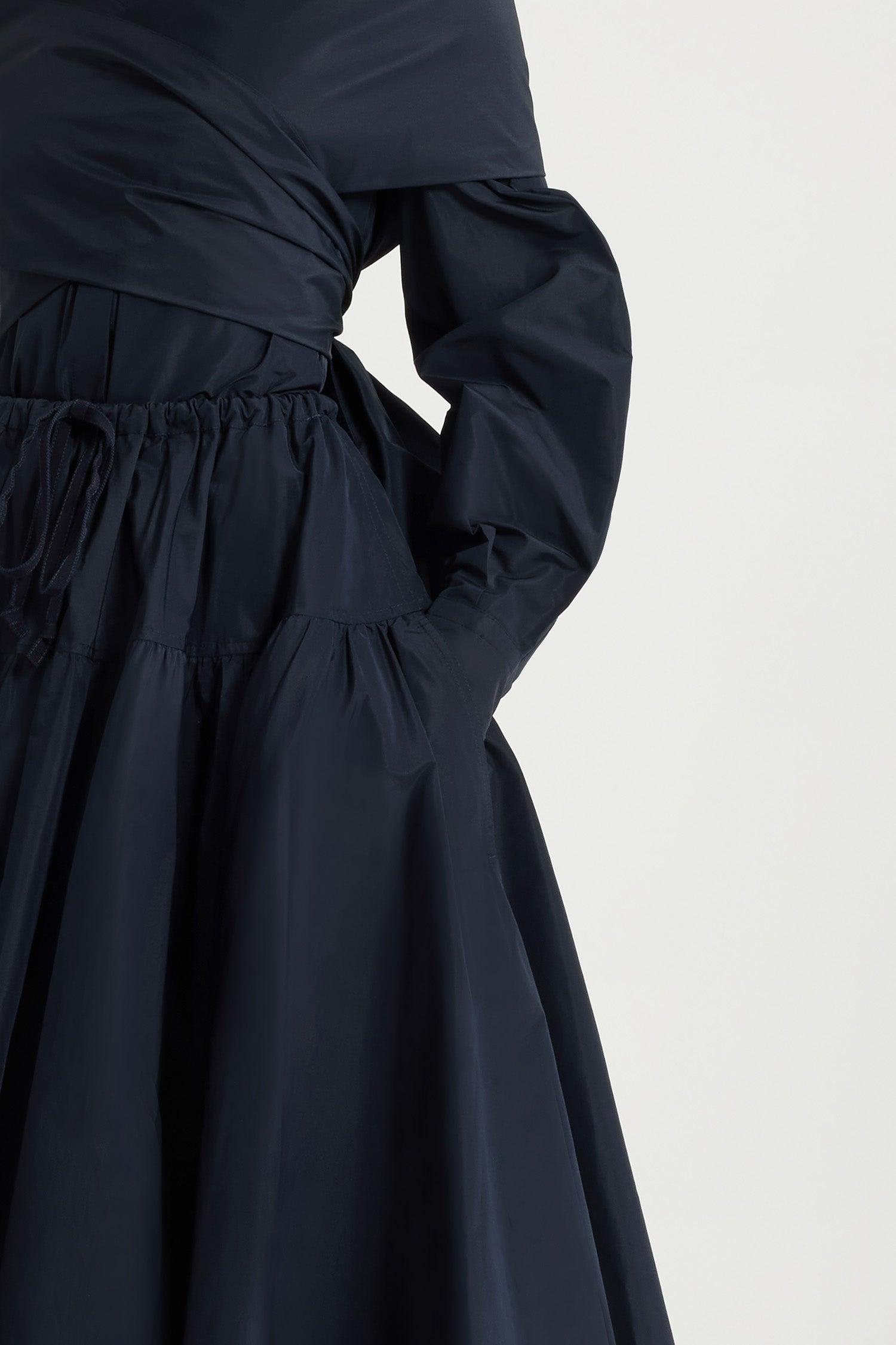 Patou - Gonna lunga voluminosa in faglia riciclato - Navy Black - Gonna in faglia riciclato blu nero. Lunghezza caviglia. Costruzione a balze. Vita elasticizzata con coulisse in grosgrain. Tasche ai lati.