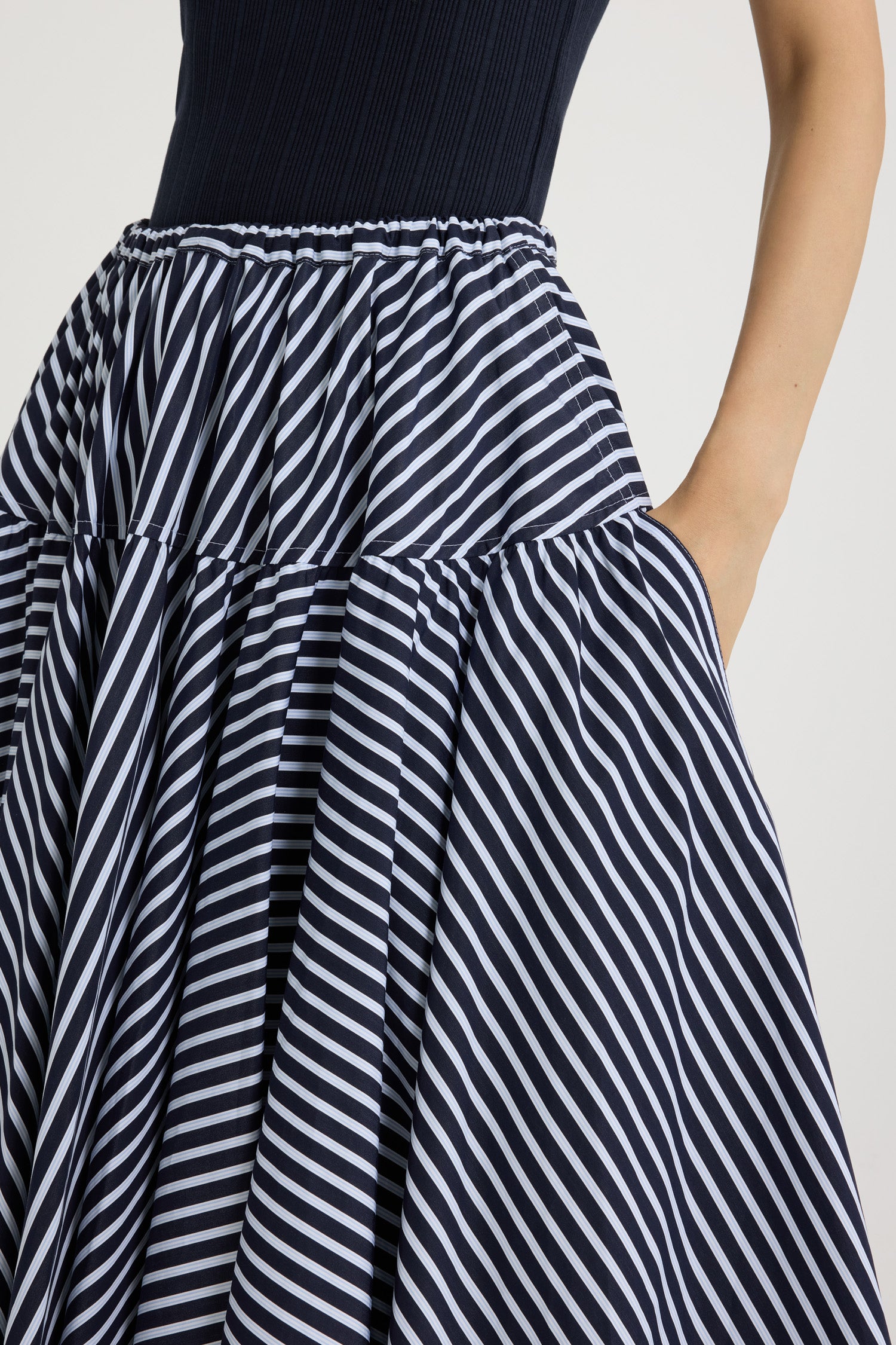 Patou - Gonna lunga voluminosa in popeline di cotone bio stampato - Navy Stripes - Gonna in popeline di cotone bio blu scuro. Fantasia a righe. Lunghezza caviglia. Costruzione a balze. Vita elasticizzata con coulisse in grosgrain. Tasche ai lati.