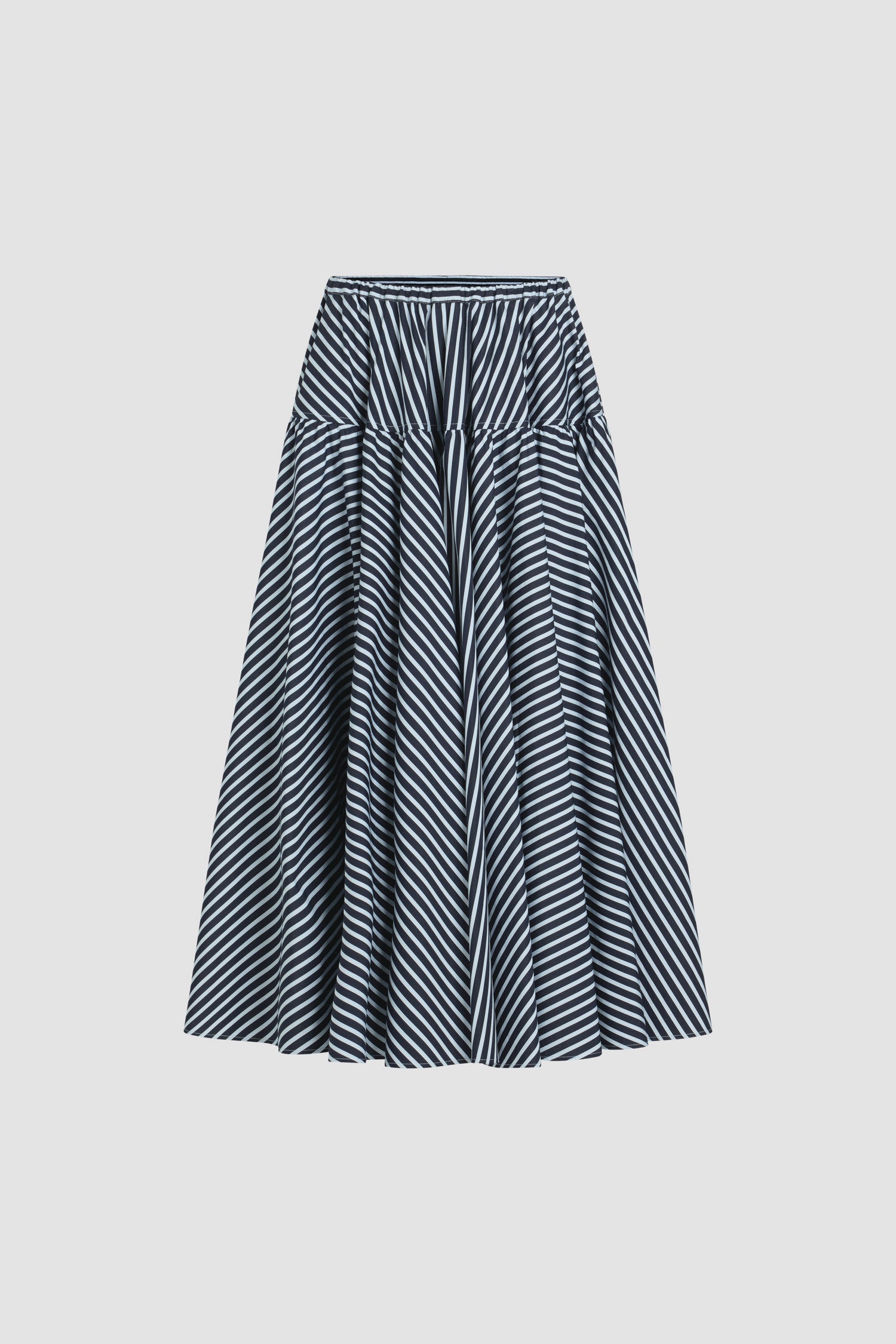 Patou - Gonna lunga voluminosa in popeline di cotone bio stampato - Navy Stripes - Gonna in popeline di cotone bio blu scuro. Fantasia a righe. Lunghezza caviglia. Costruzione a balze. Vita elasticizzata con coulisse in grosgrain. Tasche ai lati.