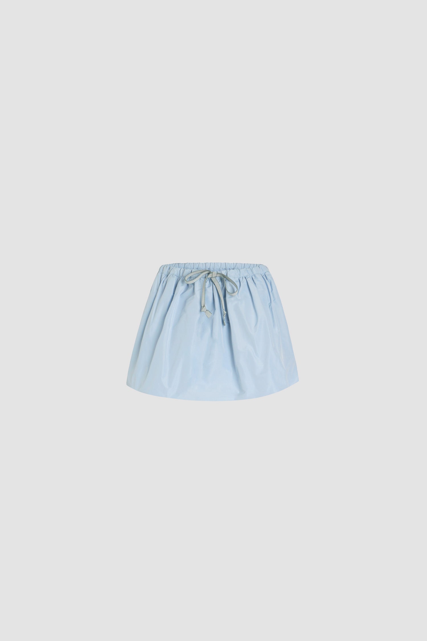 Patou - Minigonna voluminosa in faglia riciclato - Pearl Blue - Gonna in faglia riciclato blu perla. Modello corto. Vita elasticizzata con coulisse in grosgrain. Tasche ai lati.