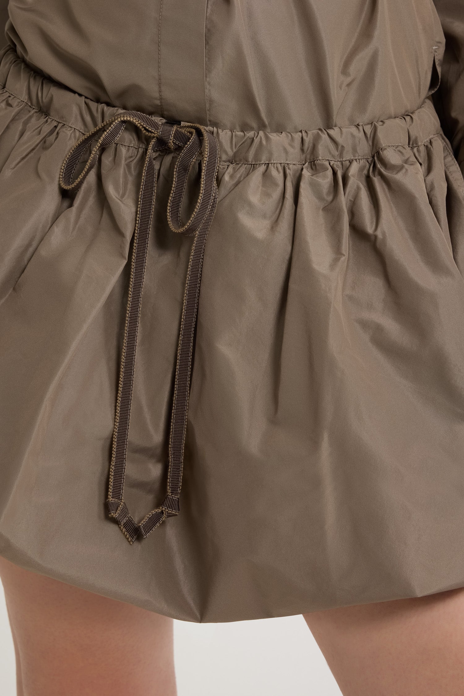 Patou - Minigonna voluminosa in faglia riciclato - Mocha - Gonna in faglia riciclato marrone moka. Modello corto. Vita elasticizzata con coulisse in grosgrain. Tasche ai lati.