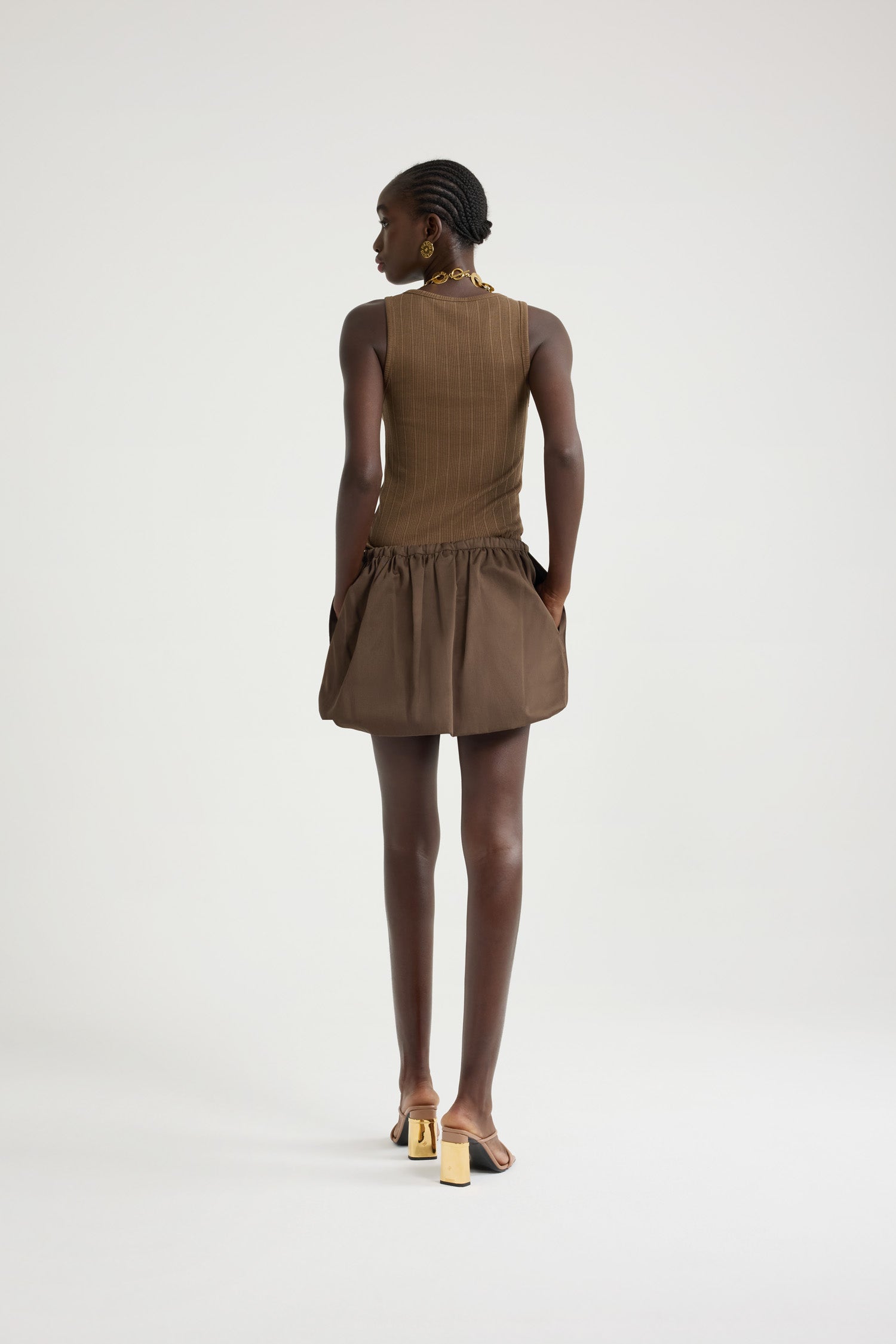 Patou - Minigonna voluminosa in gabardine di cotone bio - Java Brown - Gonna in gabardine di cotone bio marrone Java. Modello corto. Vita elasticizzata con coulisse in grosgrain. Tasche ai lati.