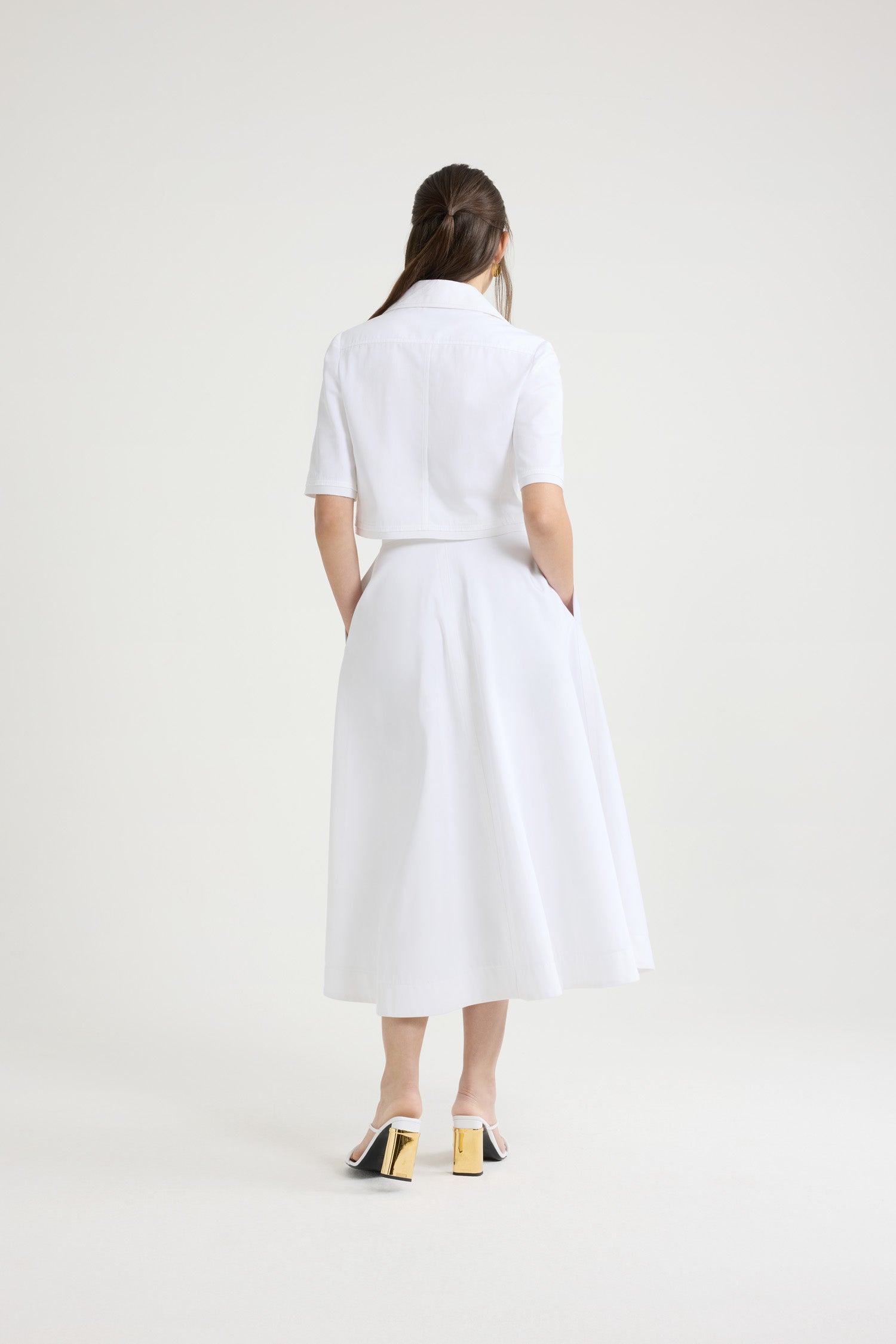 Patou - オーガニック コットン ギャバジン ロング Aラインスカート - White - ホワイトのオーガニックコットン ギャバジン製スカート。アンクル丈。ハイウエスト。ウエストバンドにパトゥのロゴ刺繍。サイドにポケット。