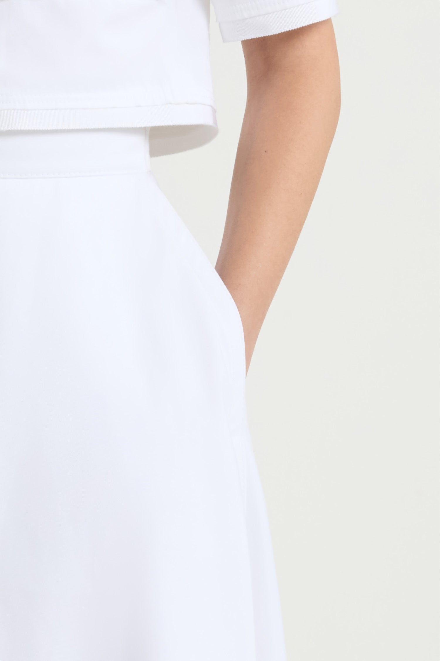 Patou - オーガニック コットン ギャバジン ロング Aラインスカート - White - ホワイトのオーガニックコットン ギャバジン製スカート。アンクル丈。ハイウエスト。ウエストバンドにパトゥのロゴ刺繍。サイドにポケット。