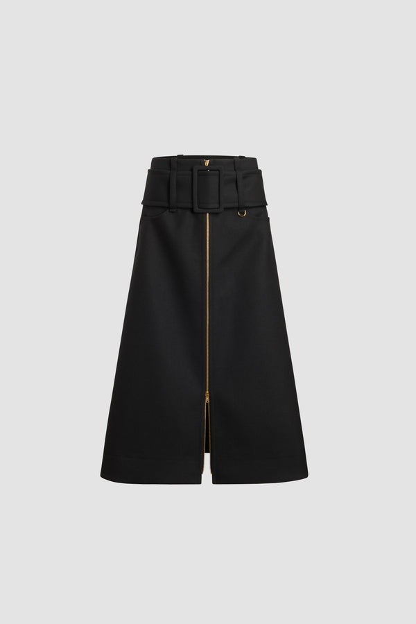 Patou - Jupe midi ceinturée zippée à l’avant en laine - Black - Jupe en laine vierge noire. Longueur midi. Taille basse. Fermeture par zip doré à double curseur à l’avant. Ceinture large en tissu sur les hanches avec boucle recouverte de tissu et anneau doré. Poches basses sur le devant.