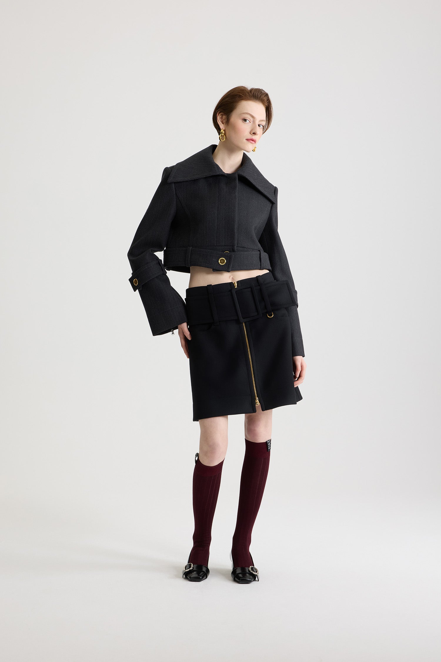 Patou - Minigonna con cintura e zip sul davanti in lana - Black - Gonna in lana nera. Modello corto. Vita bassa. Chiusura con zip oro a doppio cursore sul davanti. Cintura ampia in tessuto sui fianchi con fibbia rivestita in tessuto e D-ring oro. Tasche basse sul davanti. Modello foderato.