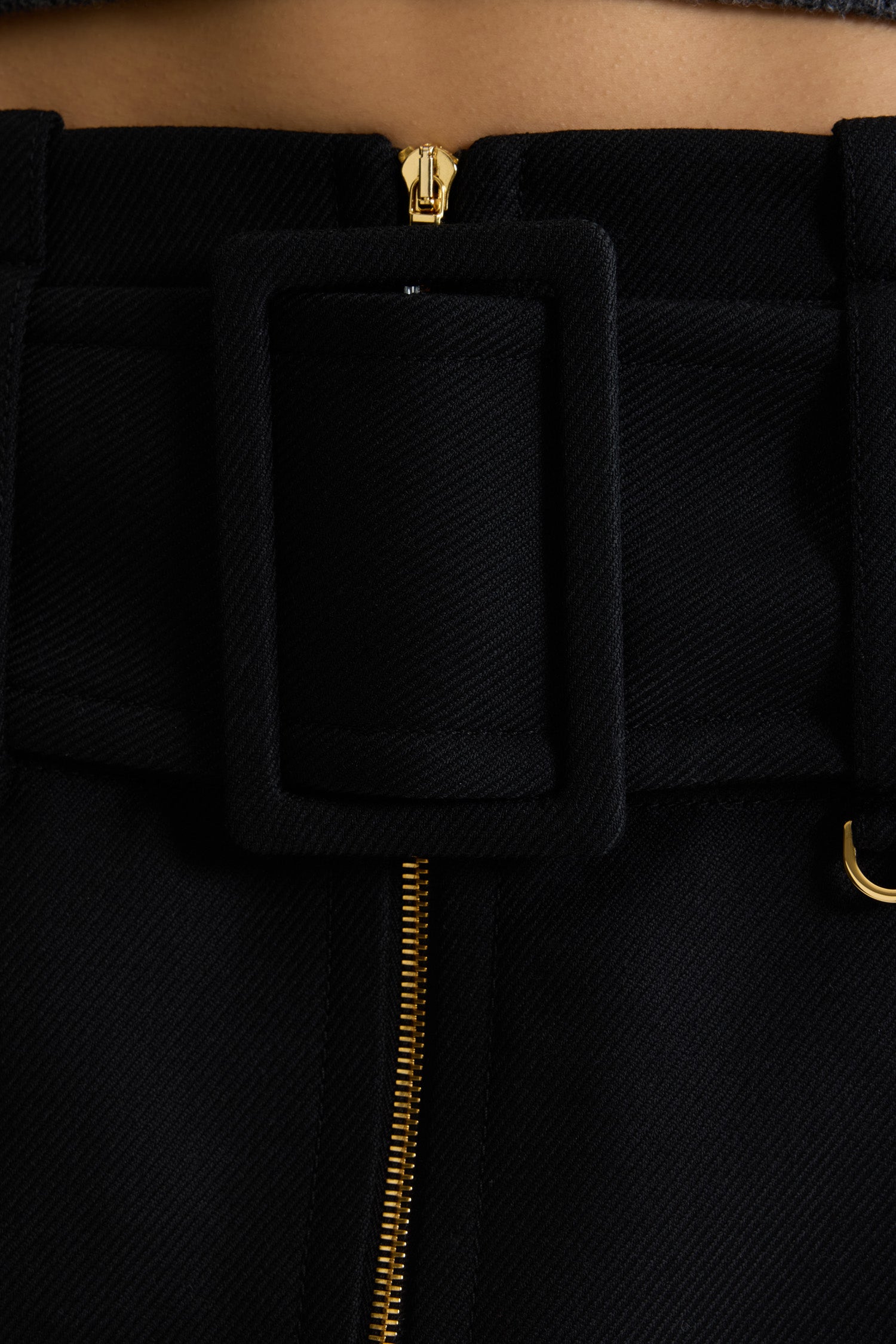 Patou - Minigonna con cintura e zip sul davanti in lana - Black - Gonna in lana nera. Modello corto. Vita bassa. Chiusura con zip oro a doppio cursore sul davanti. Cintura ampia in tessuto sui fianchi con fibbia rivestita in tessuto e D-ring oro. Tasche basse sul davanti. Modello foderato.