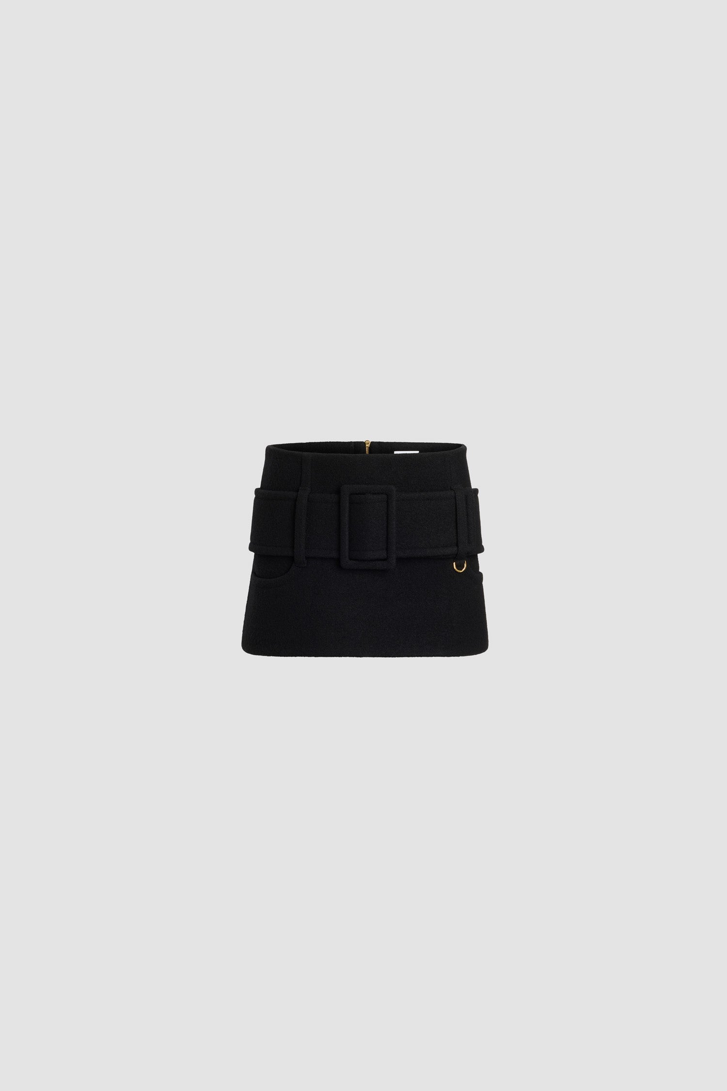 Patou - Jupe courte ceinturée en laine bouillie - Black - Jupe en laine vierge bouillie noire. Modèle court. Taille basse. Fermeture par zip au dos. Ceinture large en tissu sur les hanches avec boucle recouverte de tissu et anneau doré. Poches basses sur le devant. Modèle doublé.