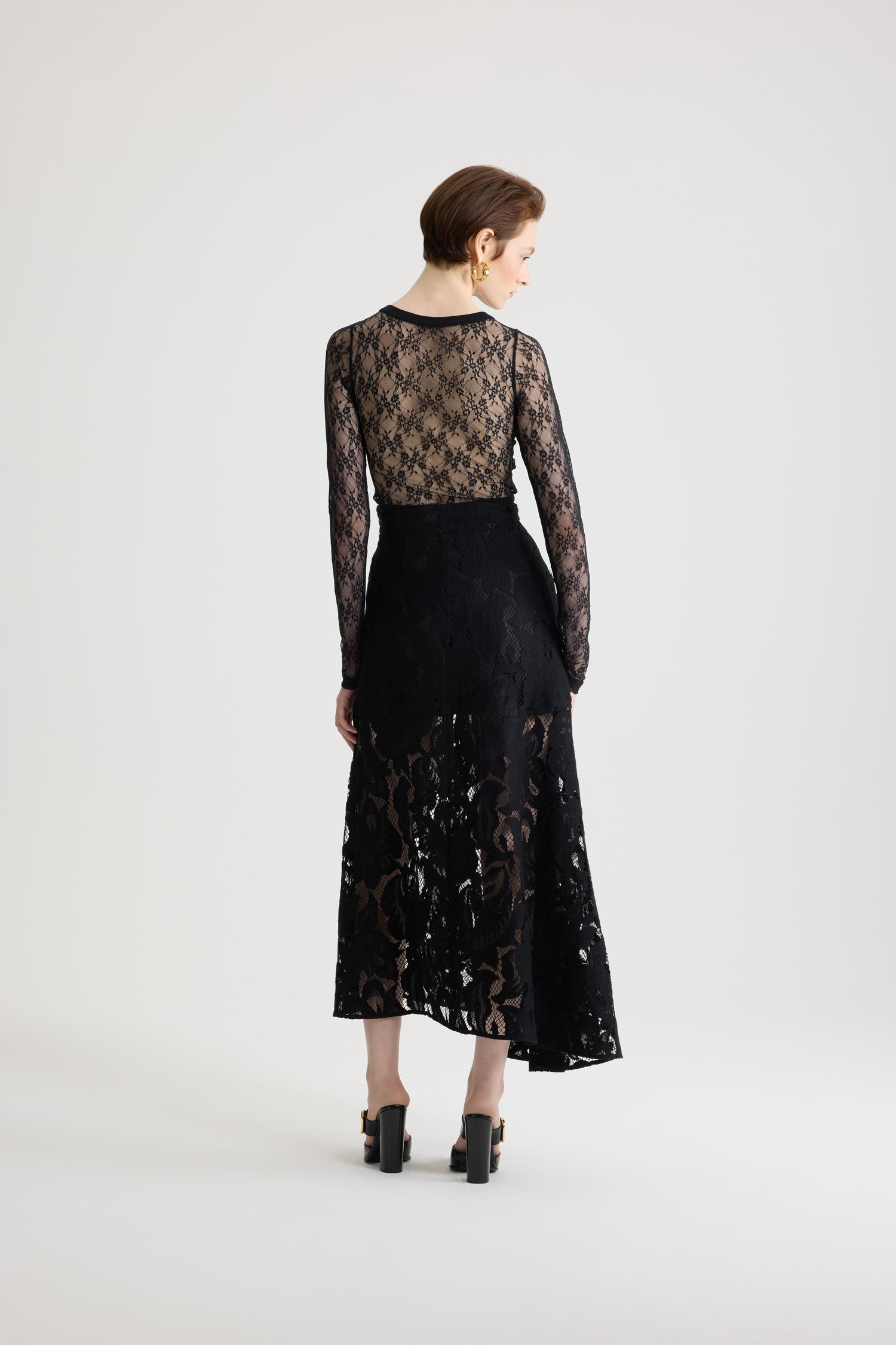 Patou - Gonna midi asimmetrica in pizzo in misto cotone bio - Black - Gonna in pizzo in misto cotone bio nero. Lunghezza midi. Vita media. Silhouette asimmetrica con plissettatura su un lato. Chiusura con zip sul retro. Fodera parziale.
