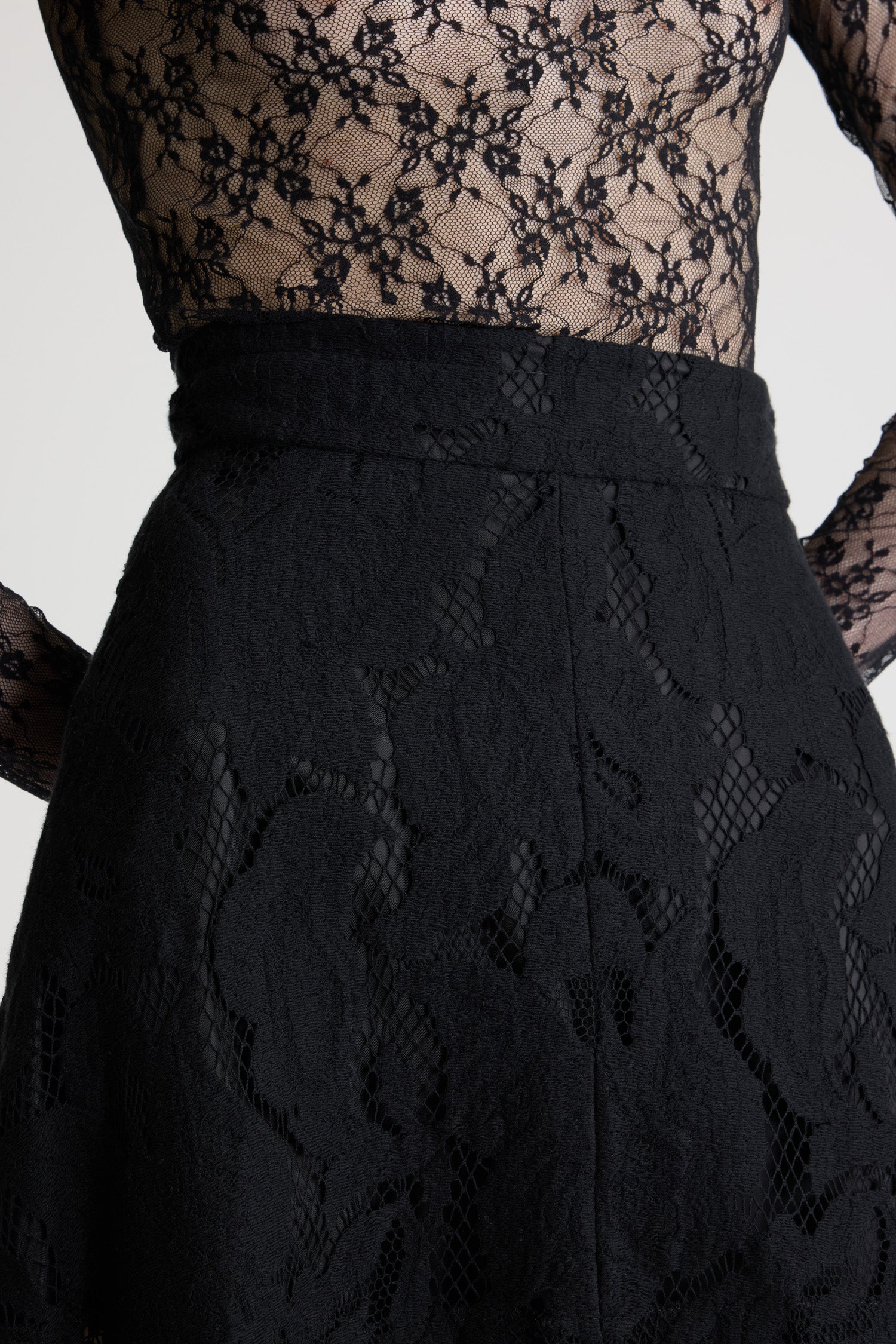 Patou - Gonna midi asimmetrica in pizzo in misto cotone bio - Black - Gonna in pizzo in misto cotone bio nero. Lunghezza midi. Vita media. Silhouette asimmetrica con plissettatura su un lato. Chiusura con zip sul retro. Fodera parziale.