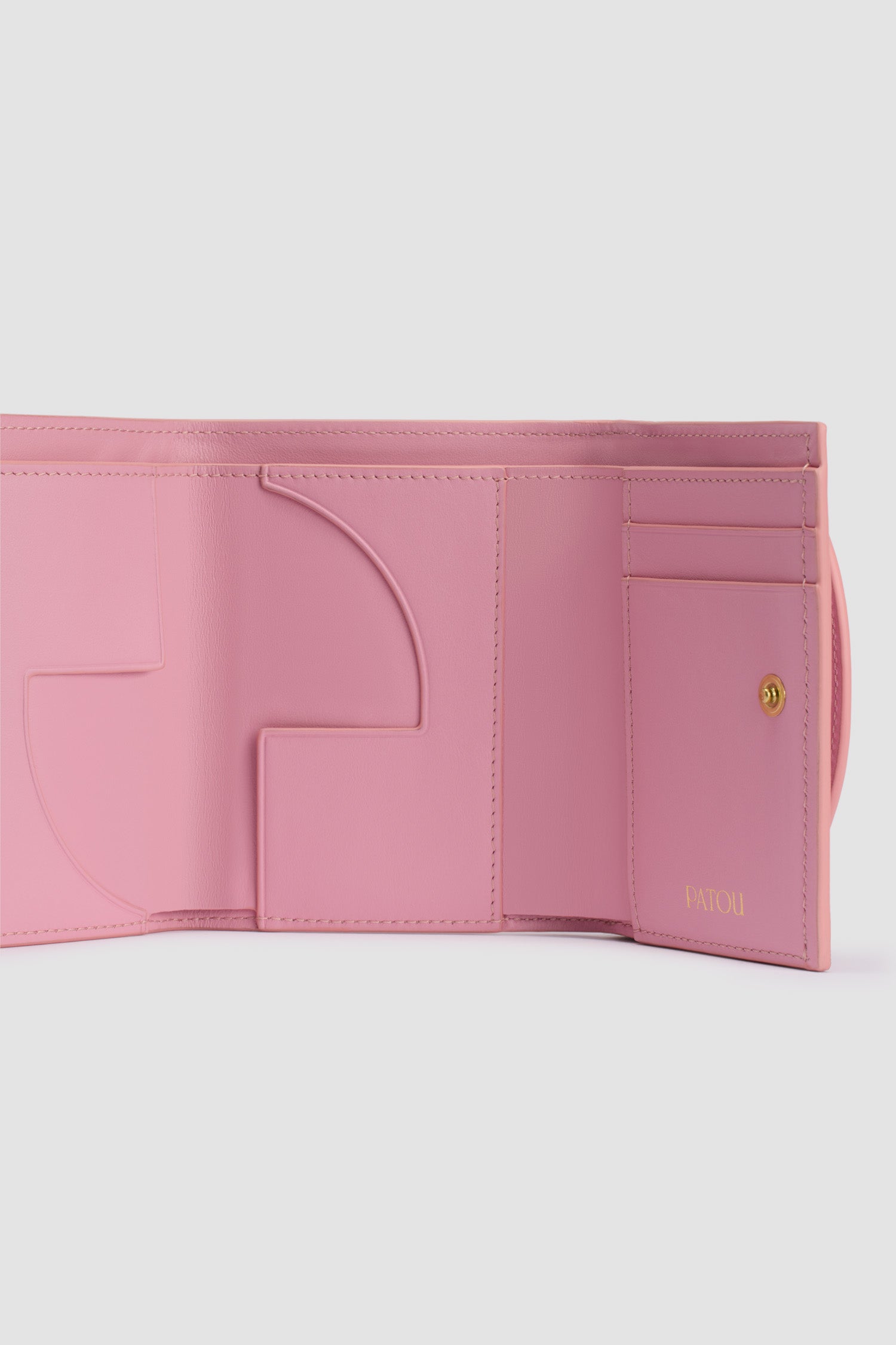 Patou - JP Portemonnaie aus Leder - Rosebloom Pink - Lederportemonnaie in Rosebloom Pink. Goldfarbenes JP vorne. Druckknopfverschluss. Mehrere Kartenfächer, ein großes Geldscheinfach. JP Cut-Out und goldfarbene Patou-Prägung innen.