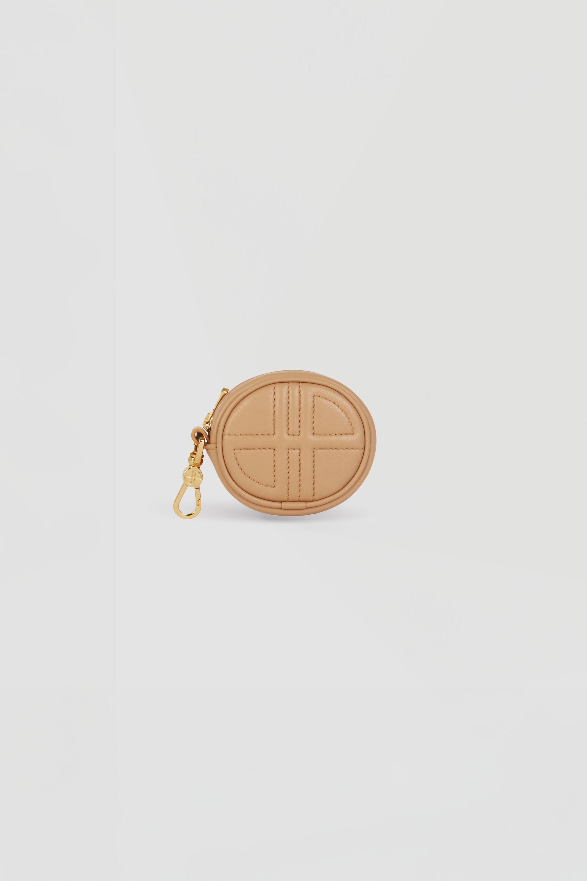 Patou - レザー ミニ JPポーチ - Beige - パトゥ史上最もキュートな小物。ベージュのレザー製ポーチ。バッグの装飾としても使用可能。オーバル型、フロントにフォームパッド入りの3D JPモノグラム。バックにエンボス加工のPatou。ファスナー。ゴールドトーンのフック。ワイヤレスイヤホンの収納に。