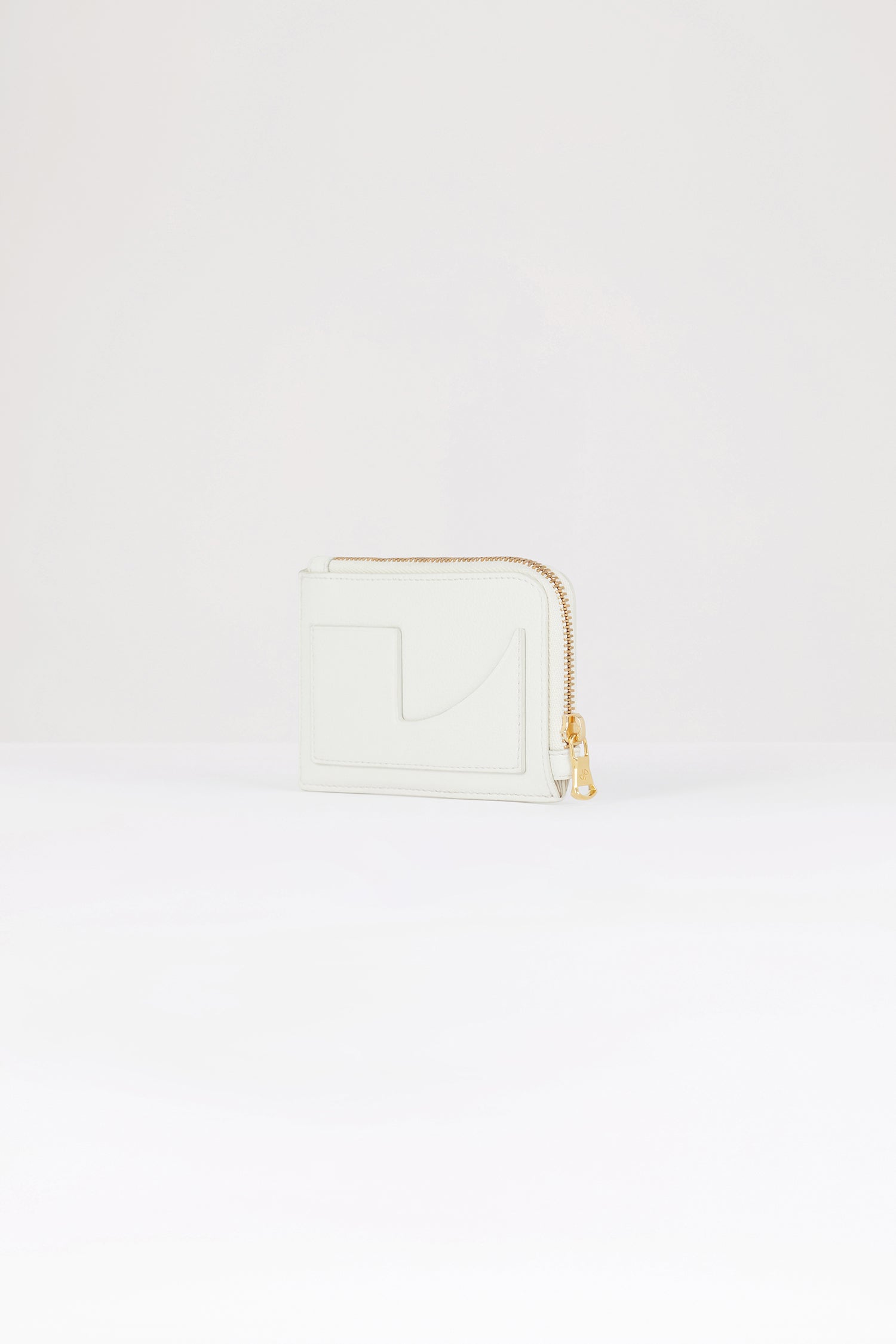 Patou - Patou coin cardholder in leather - White - The perfect Patou purse.White leather coin cardholder. Three card slots at the front, one cut-out card slot at the back. Zipped coin cardholder. Gold embossed Patou.