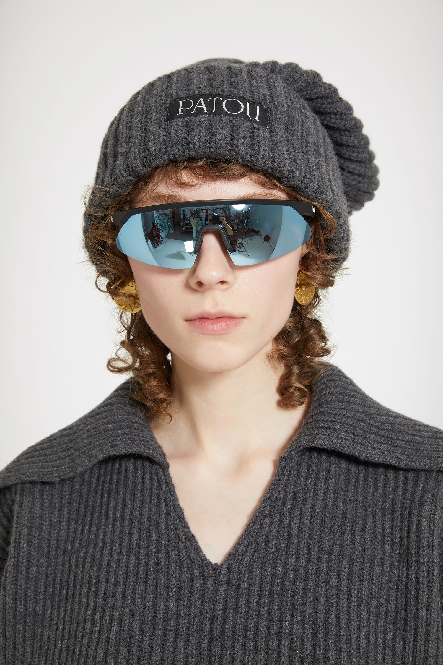 Patou - Occhiali da sole Patou x Bollé - Alaska Blue - Vedere la vita in Patou.Occhiali da sole blu Alaska. Da una collaborazione esclusiva con Bollé, esperti francesi degli occhiali ad alta performance. Lente antiriflesso UV 400. Trasmissione luminosa: 11-13%. Montatura iperleggera e regolabile. Effetto specchio. Patou sulla lente, logo Bollé sull'asta.